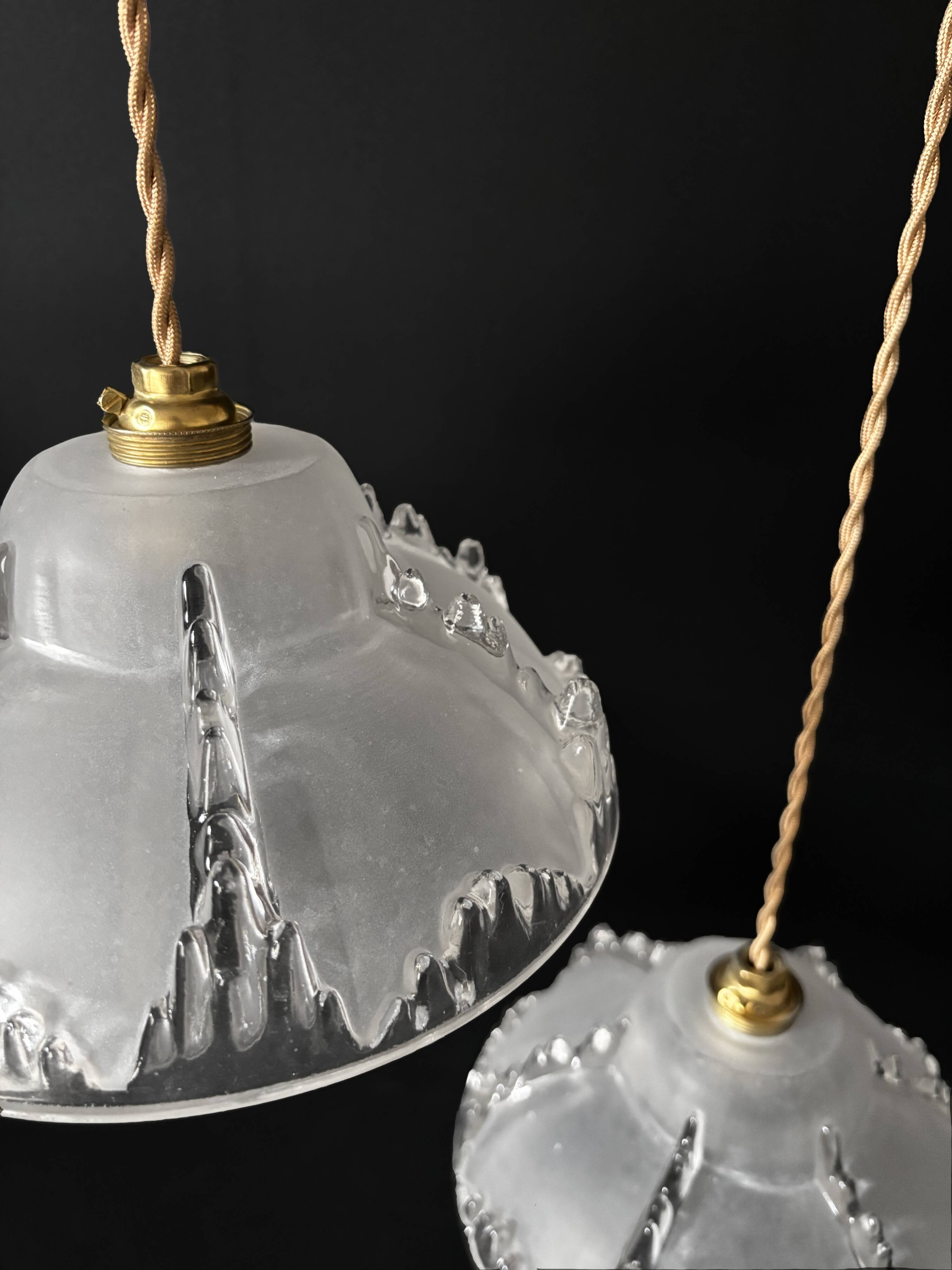 Ensemble de 3 suspensions Art deco Ezan en verre moulé givré