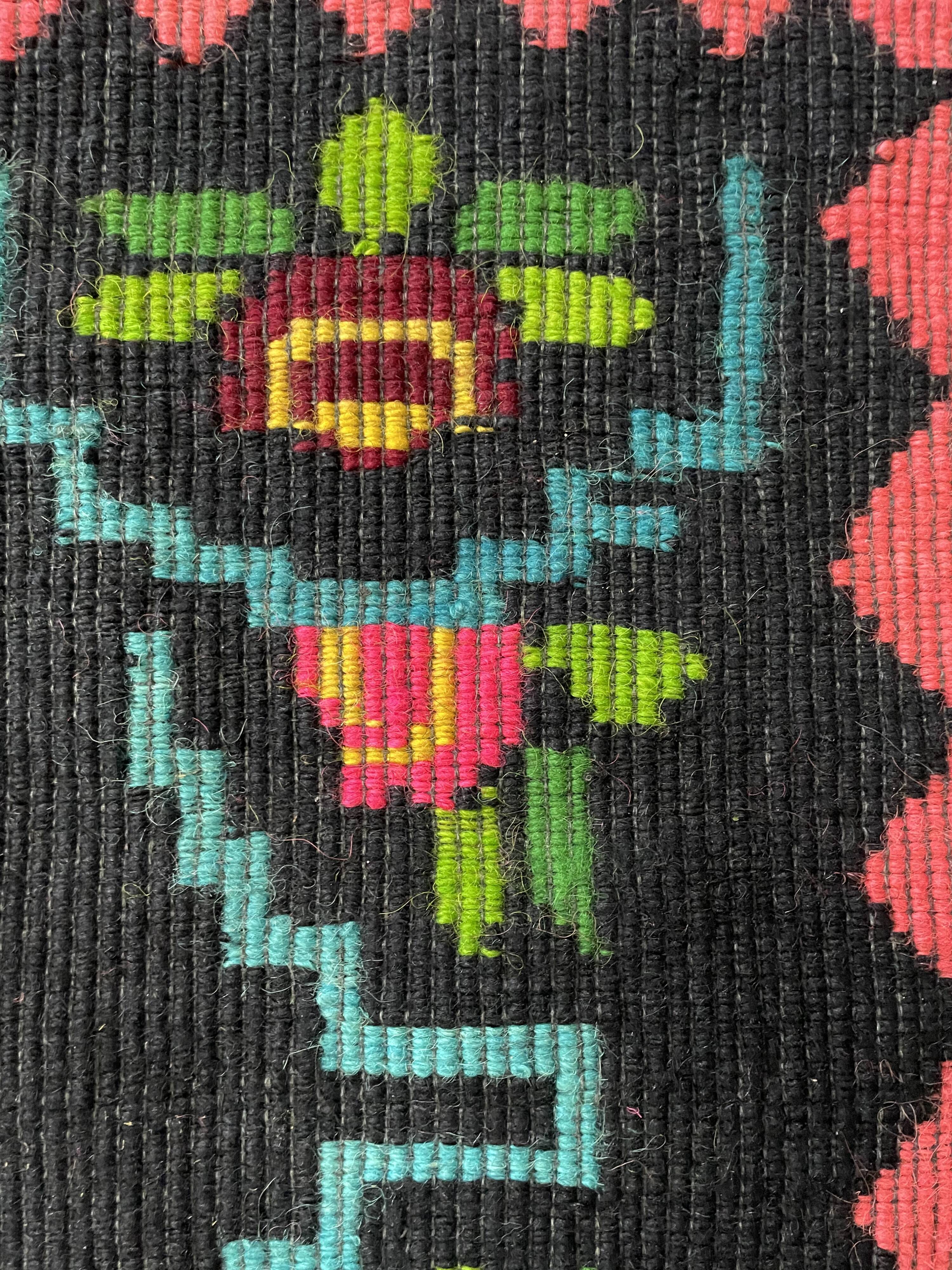 Tapis en laine roumaine tissé à la main avec fleurs roses sur fond noir