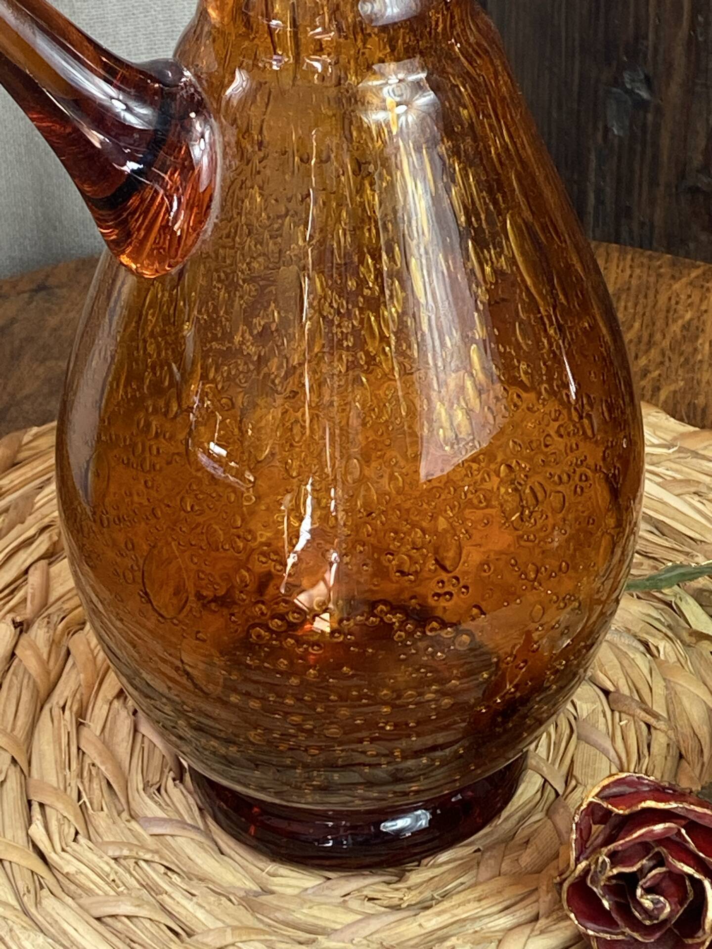 Grand pichet en verre bullé ambré 