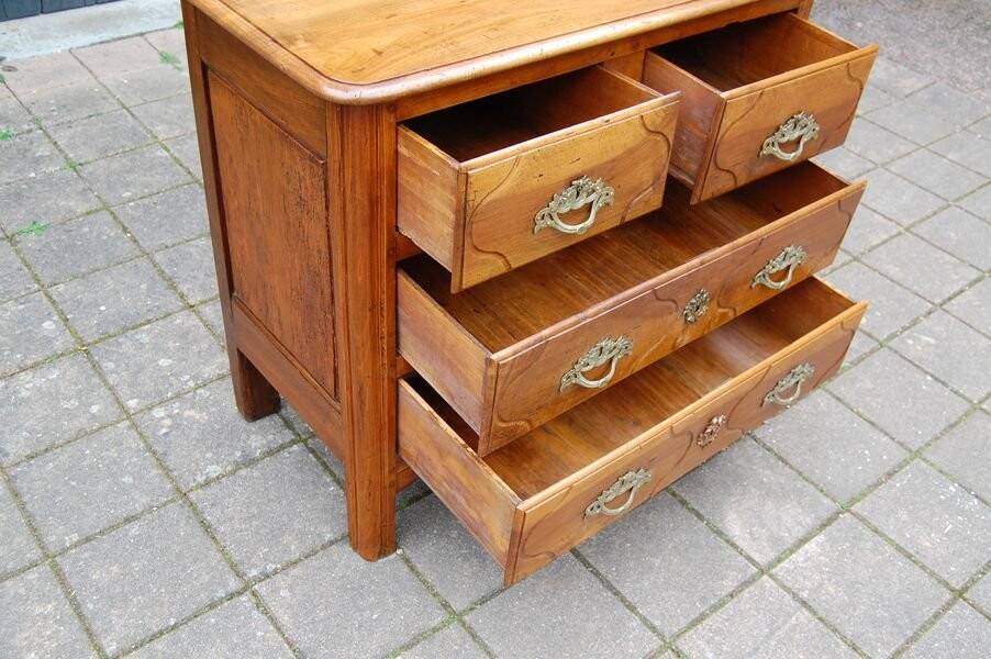 Small 18th century Parisian Louis XV walnut chest of drawers