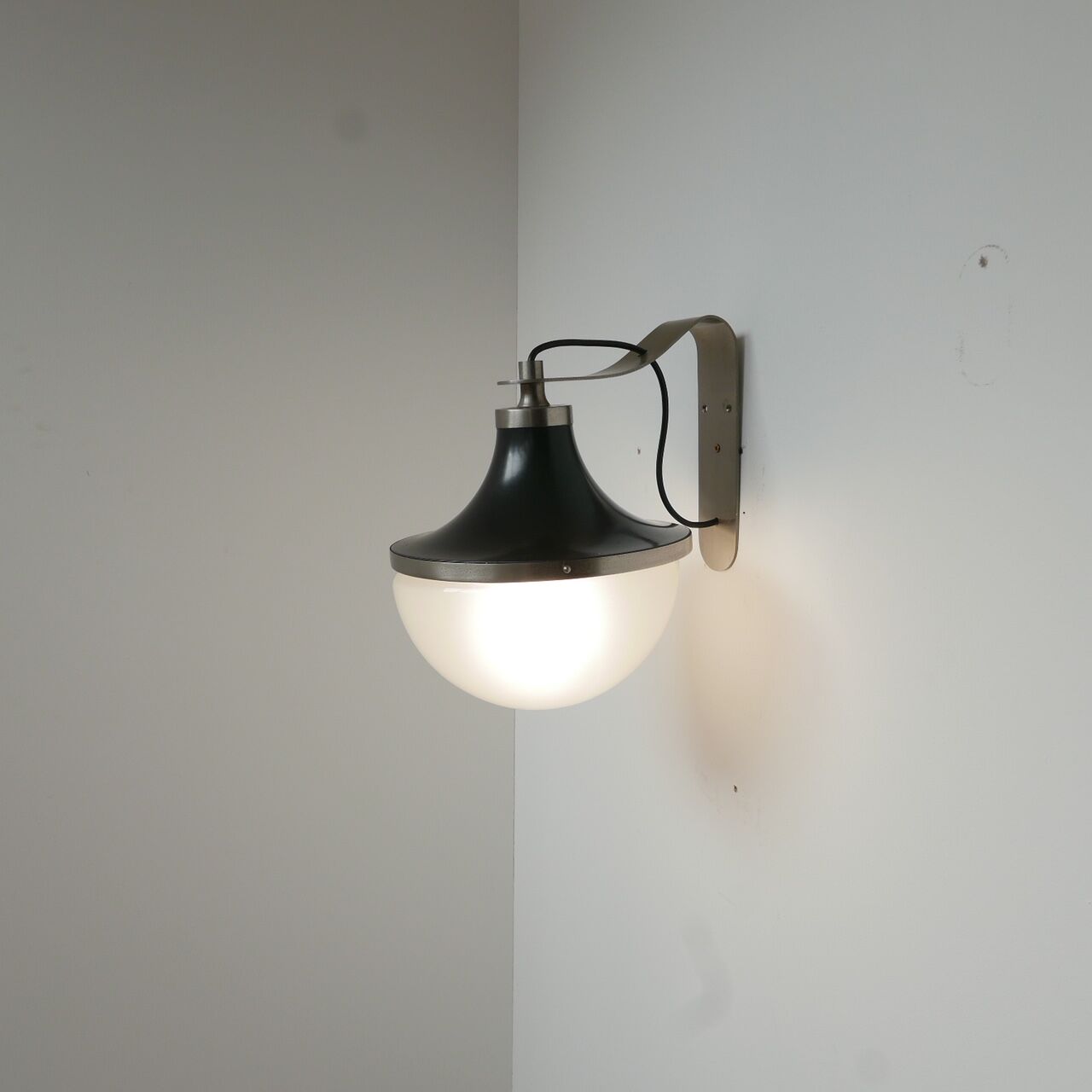 Sergio Mazza pi wall light edit by Artemide