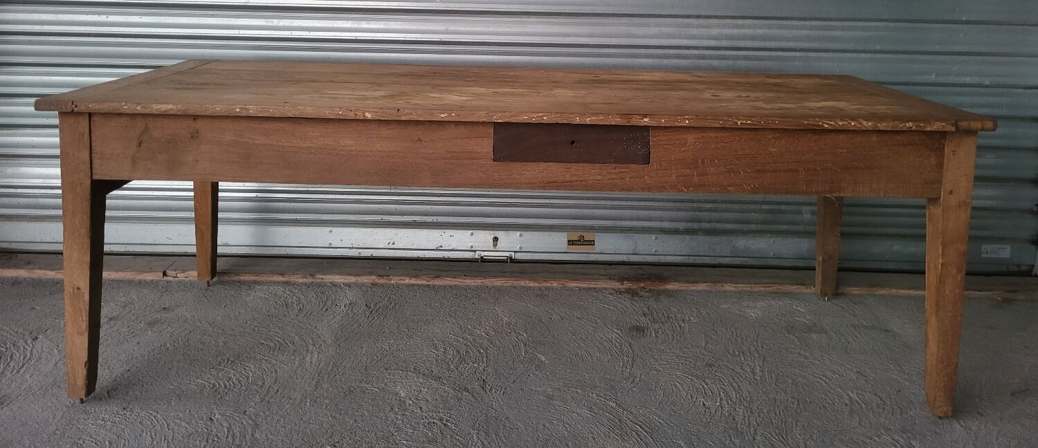 Old farmhouse table in solid oak with dowels.