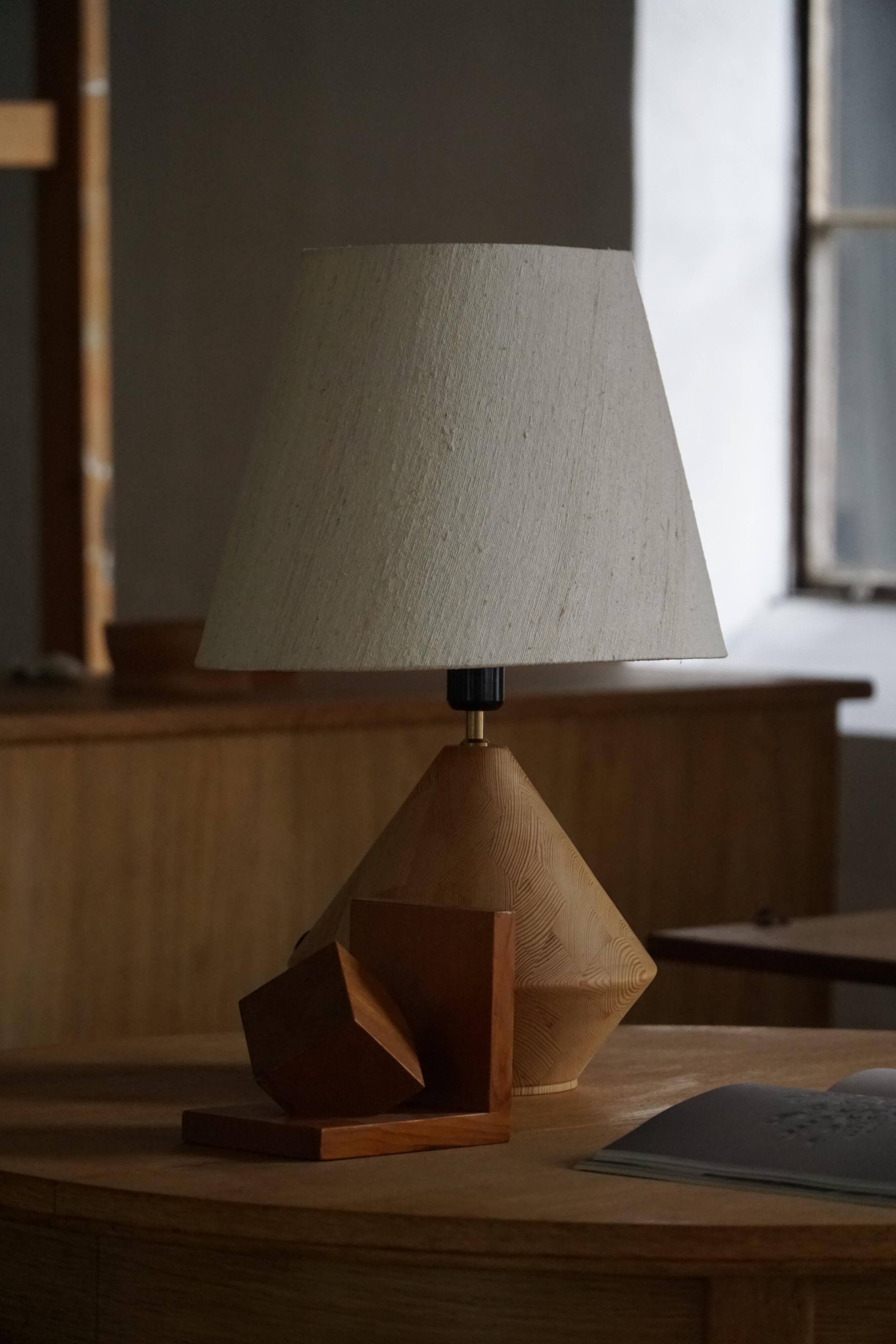 Sculptural Danish modern table lamp in wood by Kirk, 1980s.