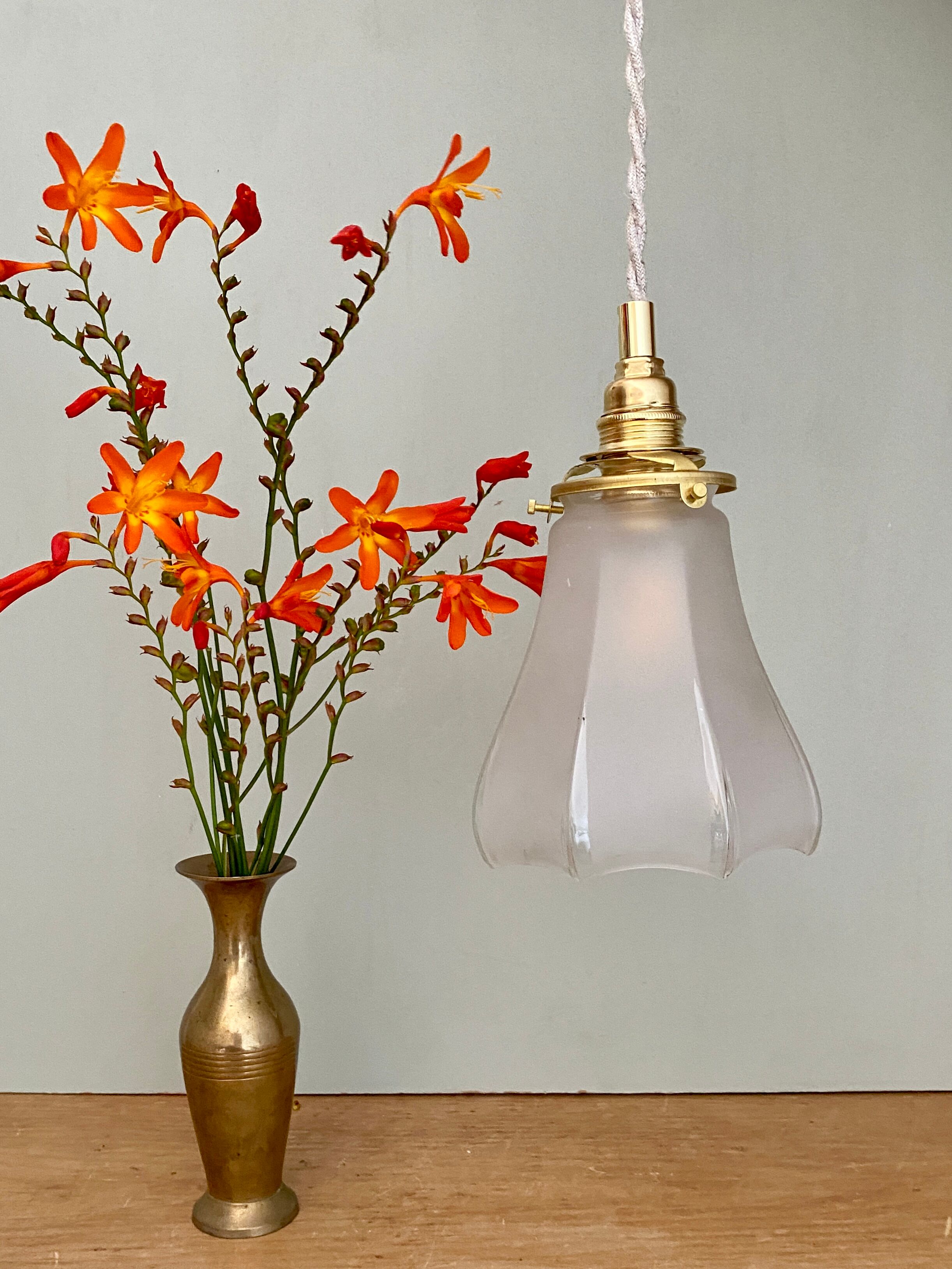 Vintage frosted glass tulip ride