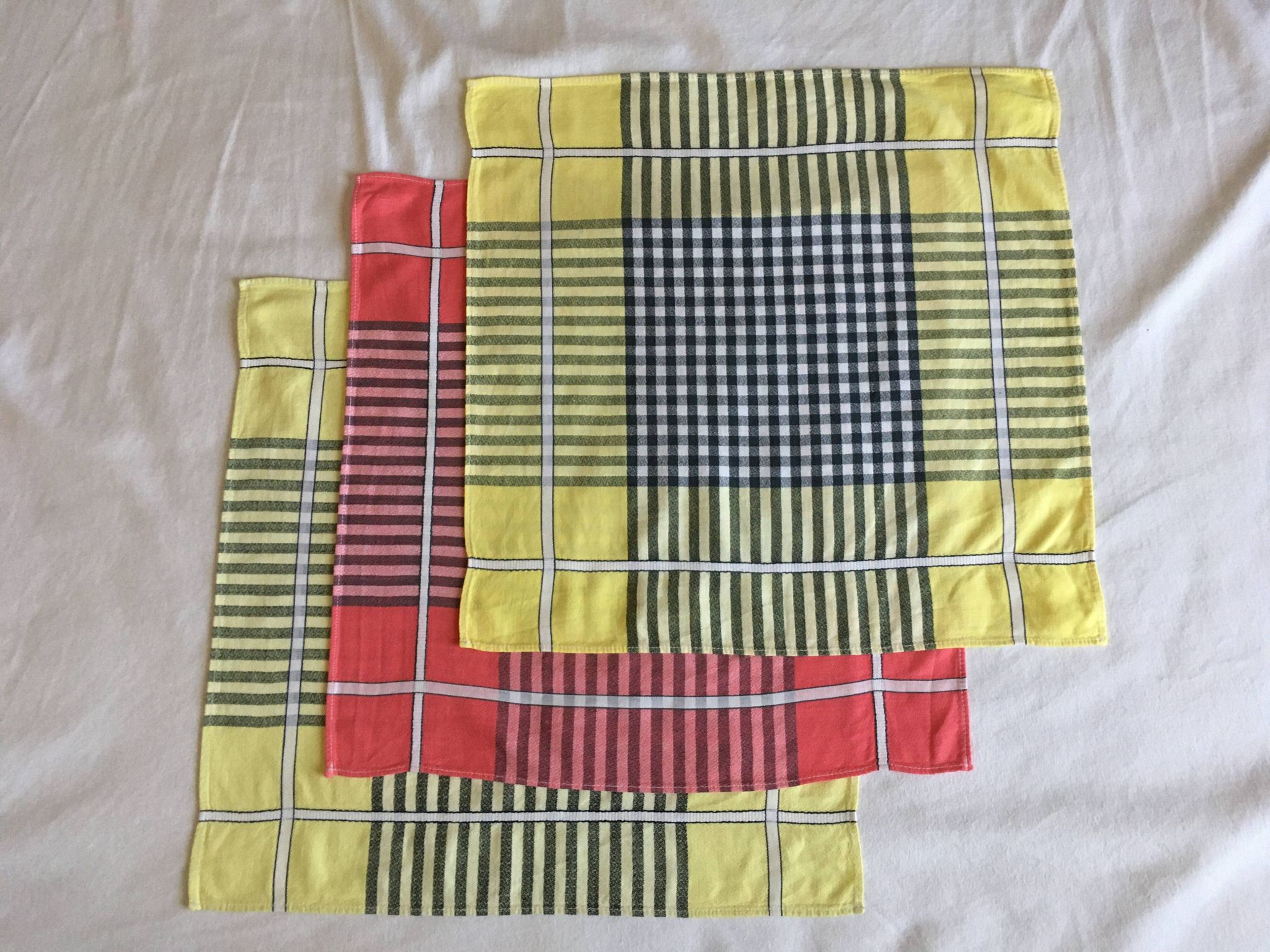 3 red/yellow bistro napkins 47 x 47