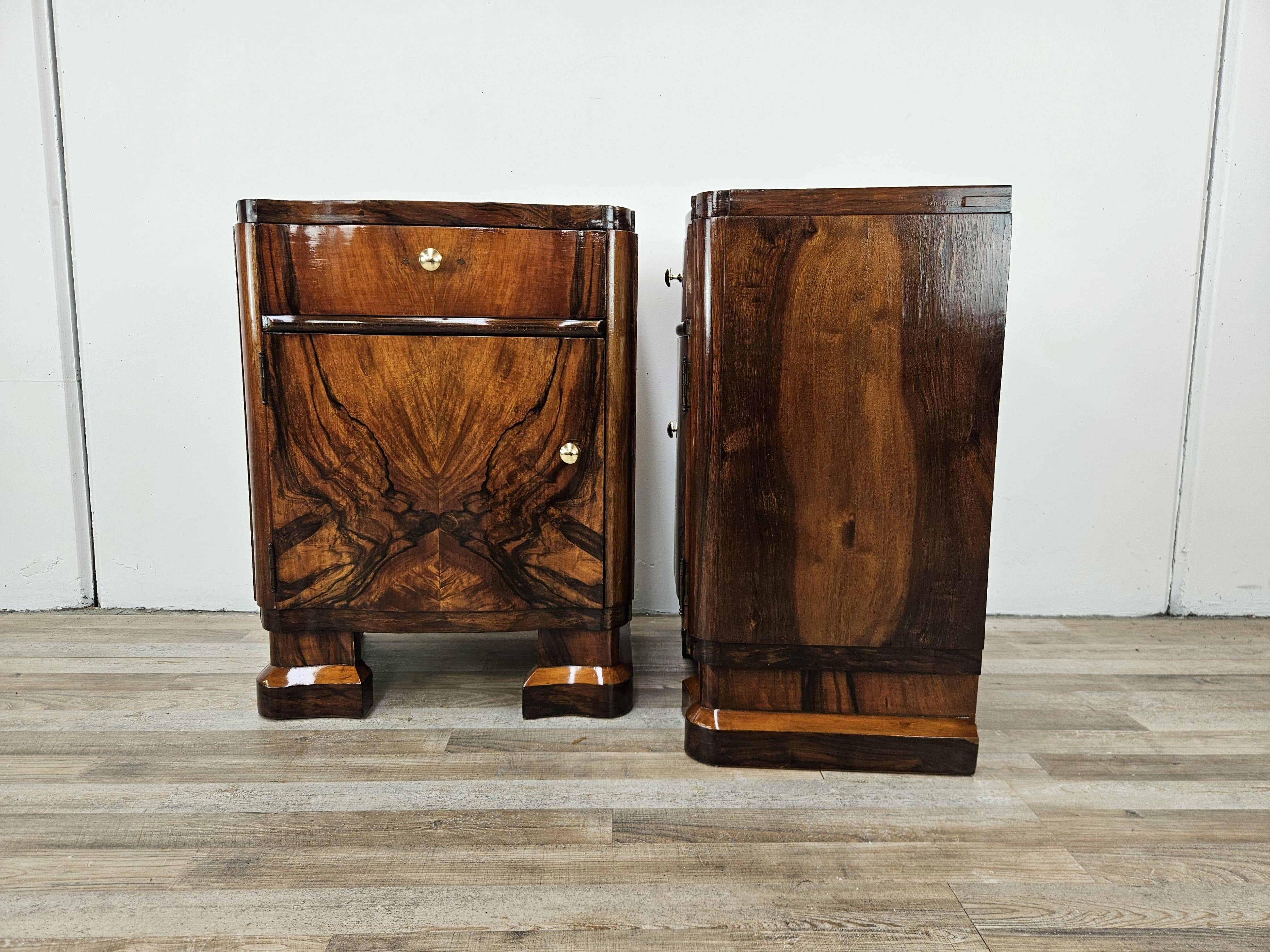 Art Decò bedside tables in walnut burl with brass knobs