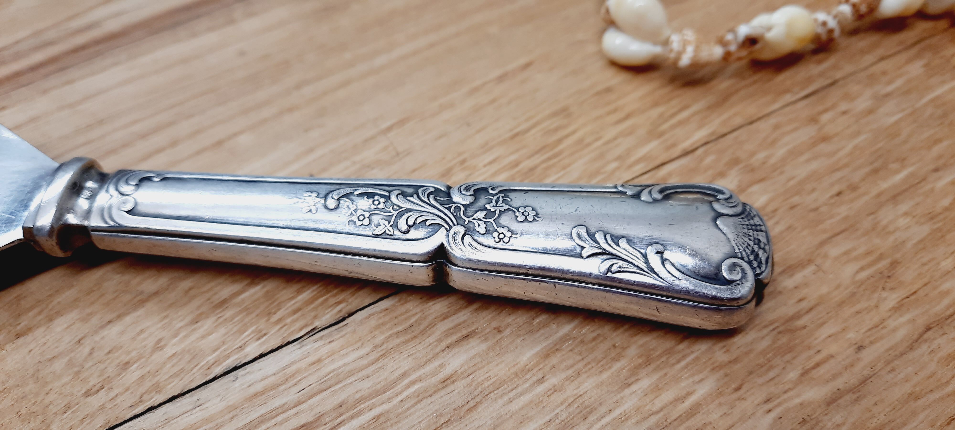 Silver metal pie shovel knife
