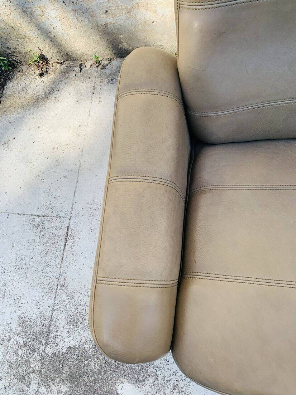 Vintage De Sede leather swivel chair, tulip base.