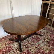 Extendable oval table in elm veneer