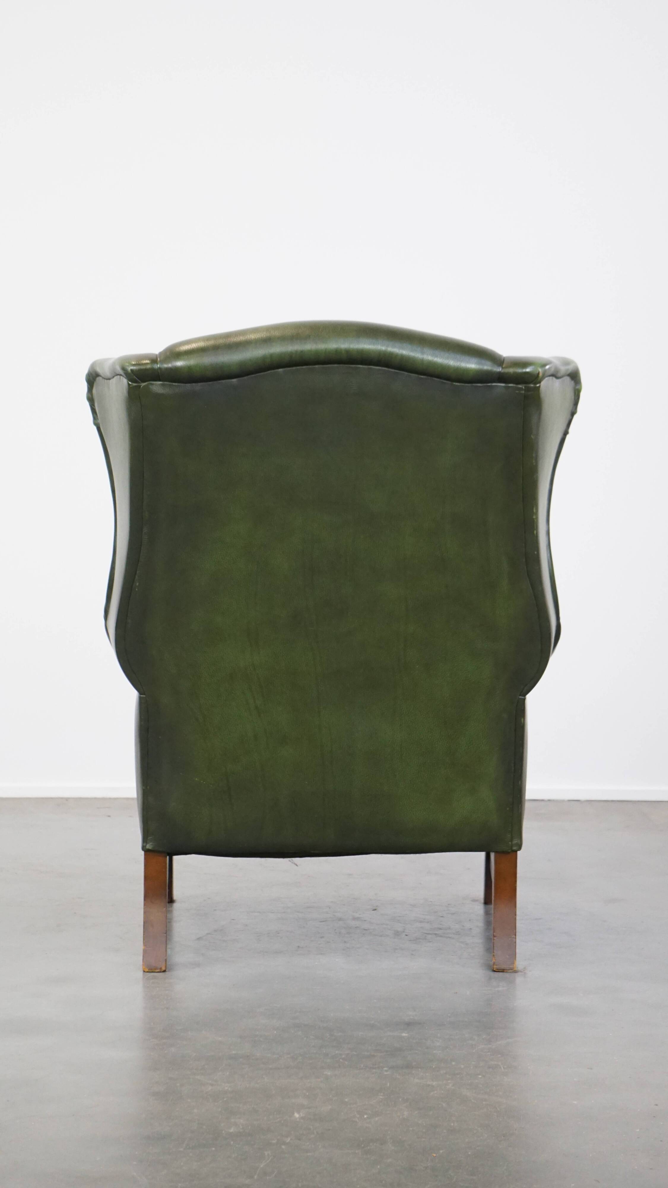 Fauteuil à oreilles Chesterfield anglais en cuir de vache vert avec une assise confortable