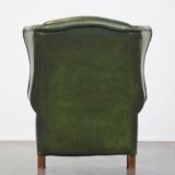 Fauteuil à oreilles Chesterfield anglais en cuir de vache vert avec une assise confortable