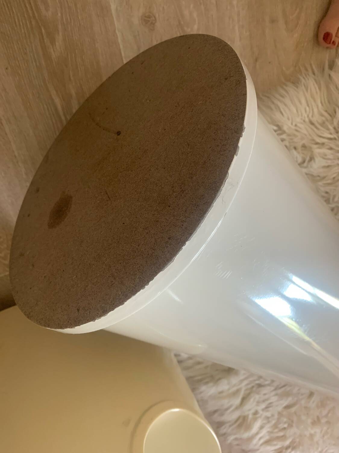 Lipstick mirror on foot