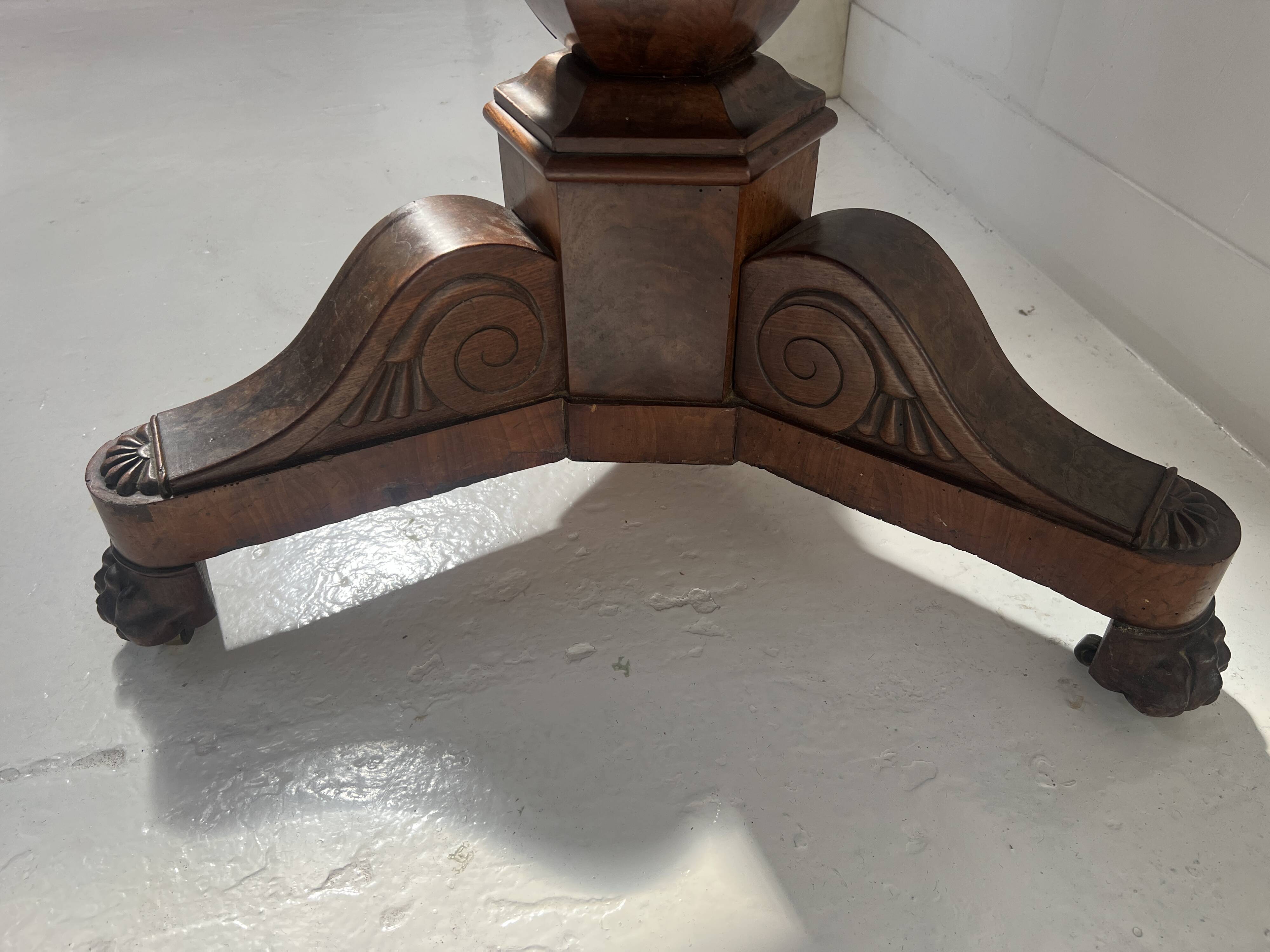 Empire-style mahogany and veneer guéridon, 19th century.