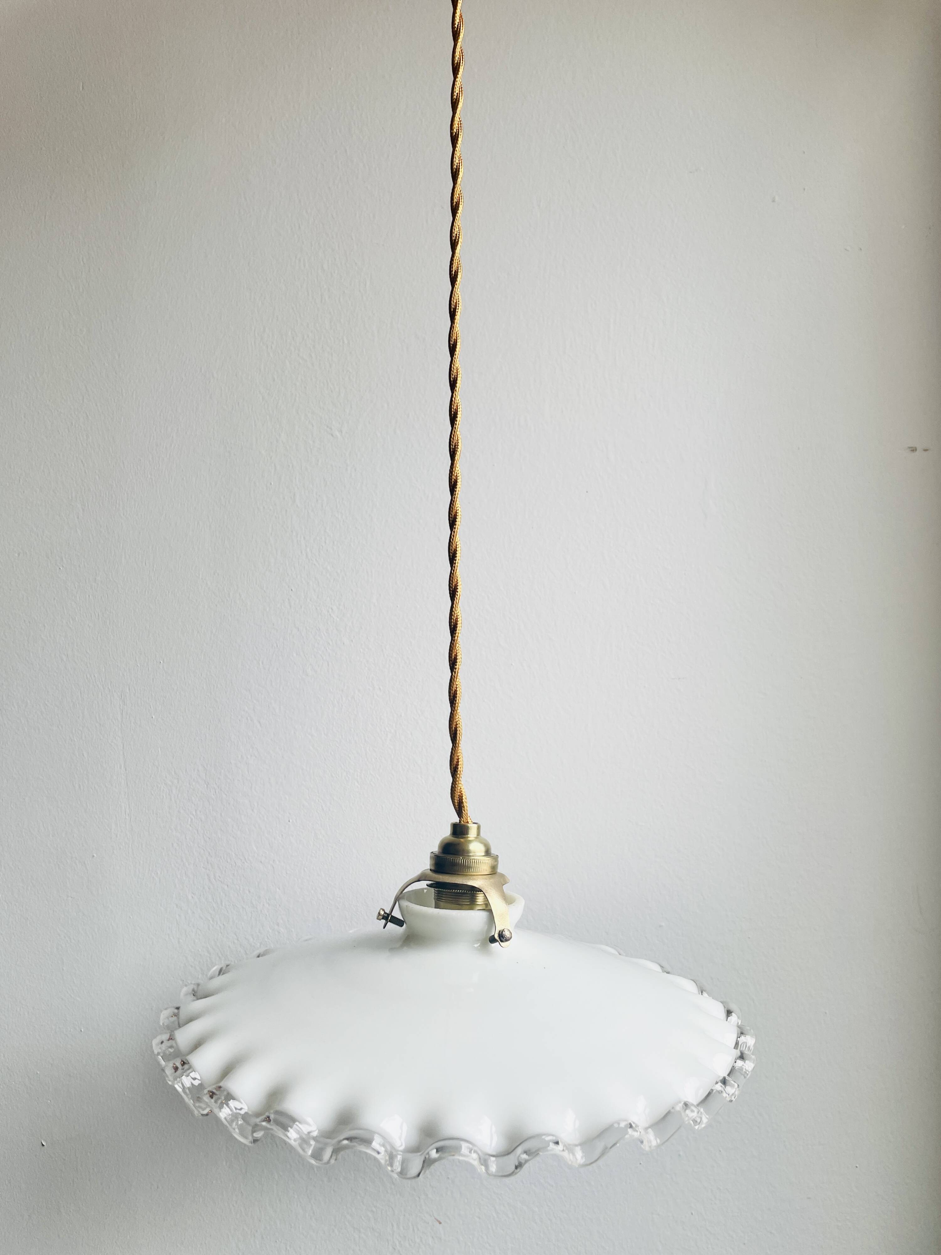 Suspension en opaline blanche avec fil doré