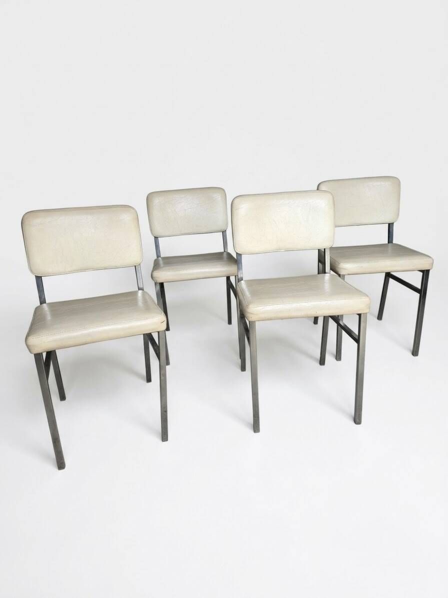 4 chrome metal chairs with faux leather from the 1970s.