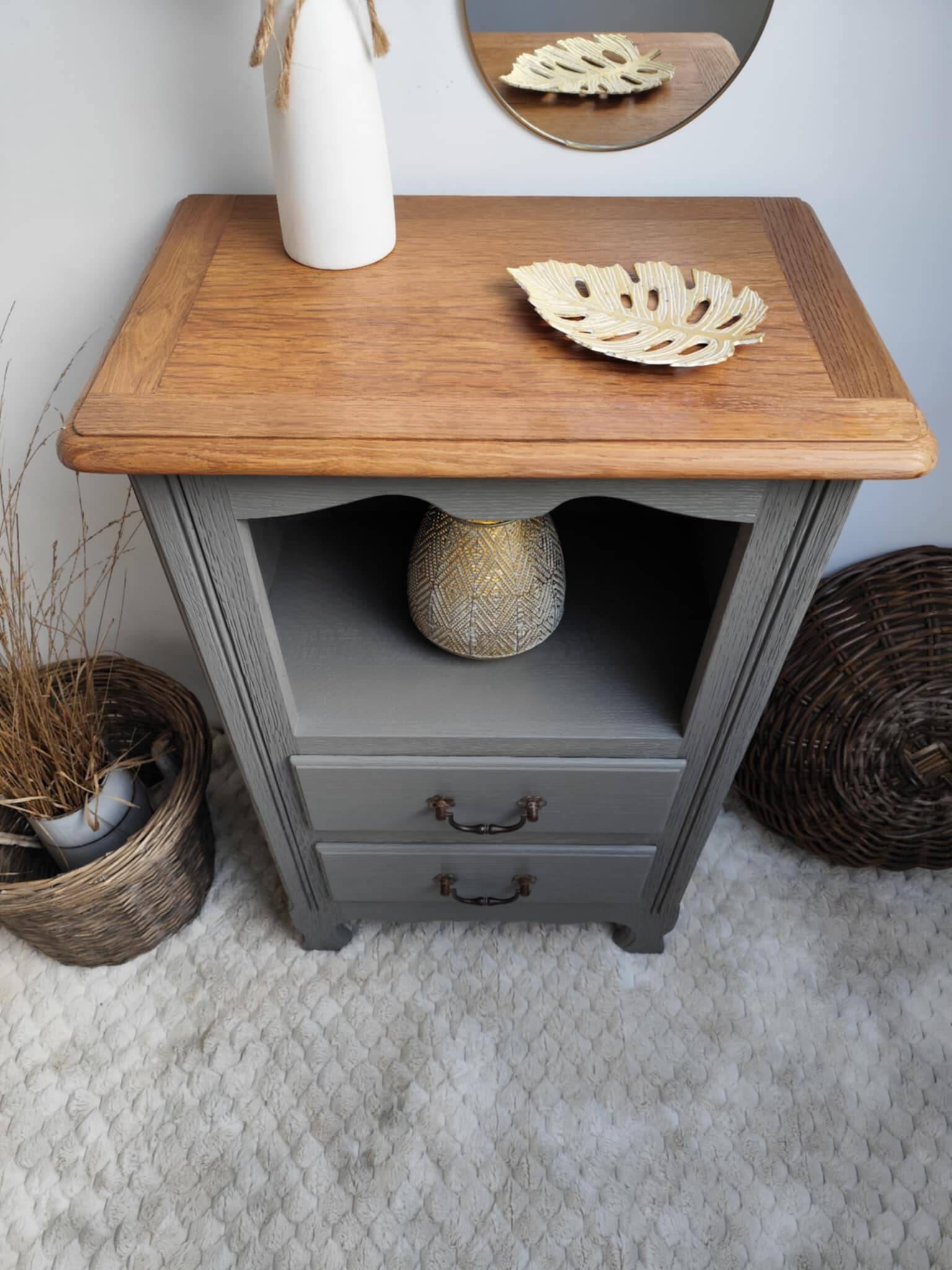 Oak chest of drawers