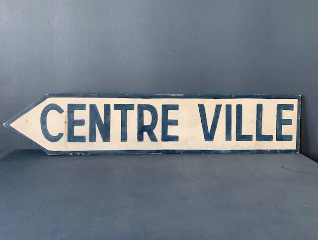 Panneau de signalisation vintage, en bois peint, centre ville.