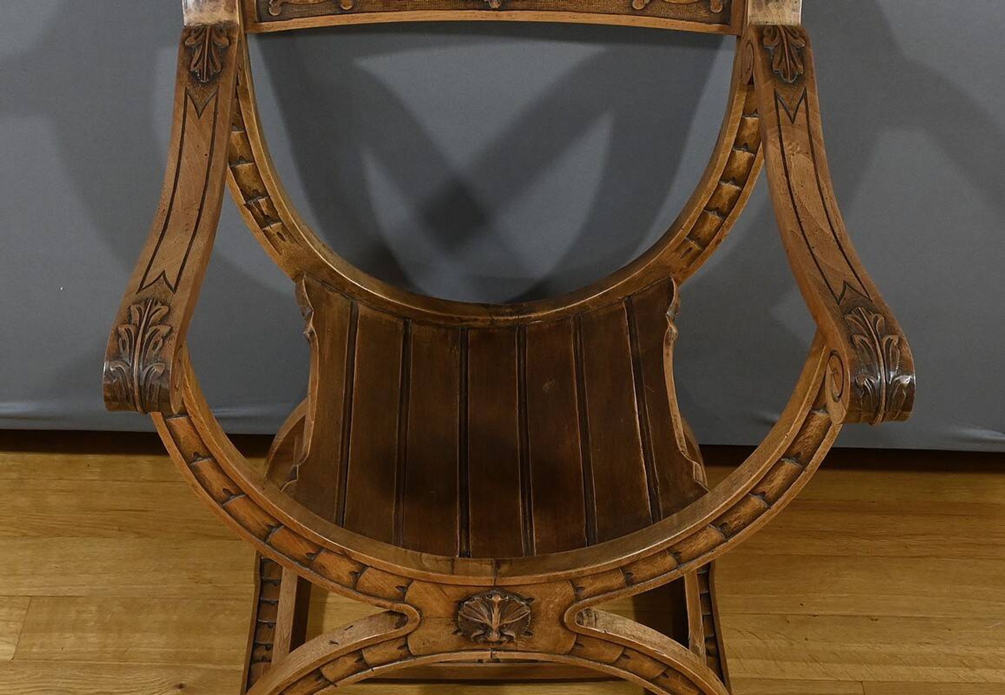 Fauteuil Dagobert en Noyer, style Médiéval – Fin XIXe