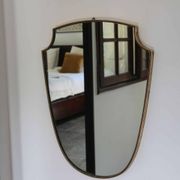 Miroir écusson en laiton à frise perlée de style italien