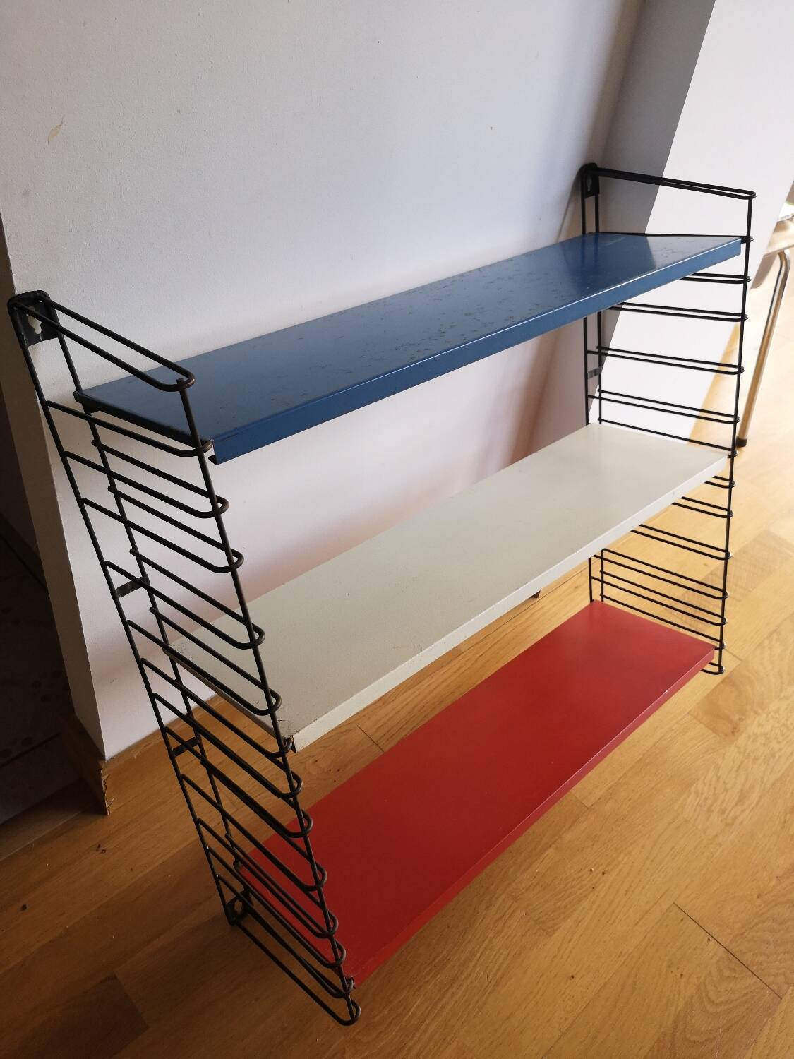 Tomado Holland vintage string wall shelf blue, white, red