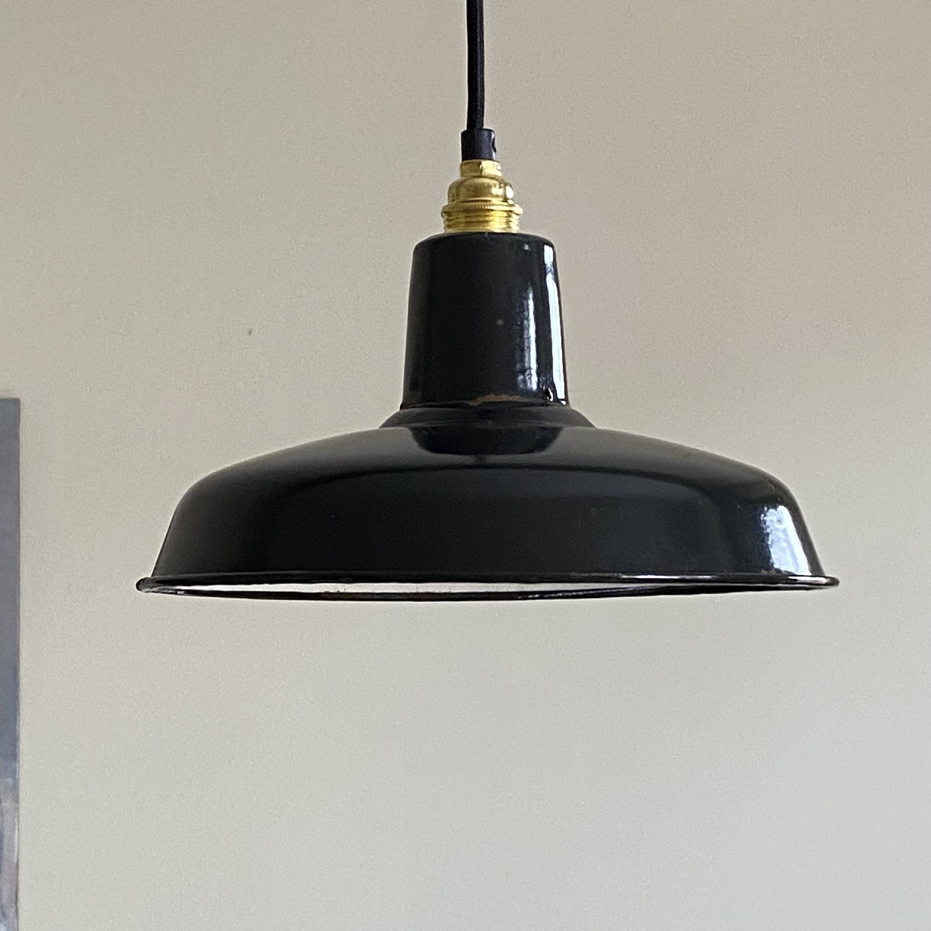 Suspension antique lampshade in black enamelled sheet metal.