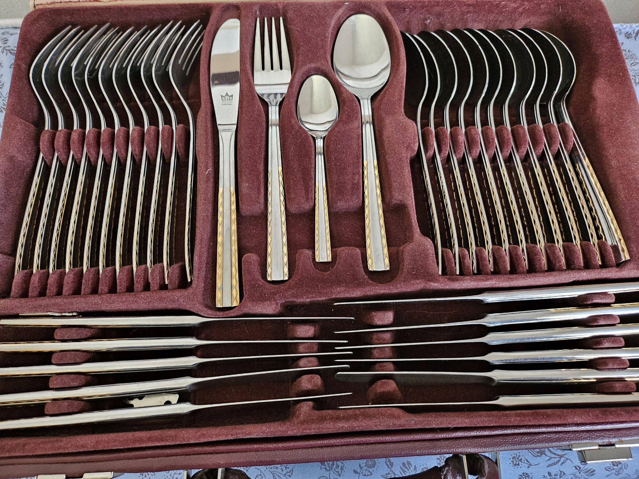 Ménagère de Luxe SBS Solingen- Modèle 4900 Munchen- 70 pièces- Or 23/24 car