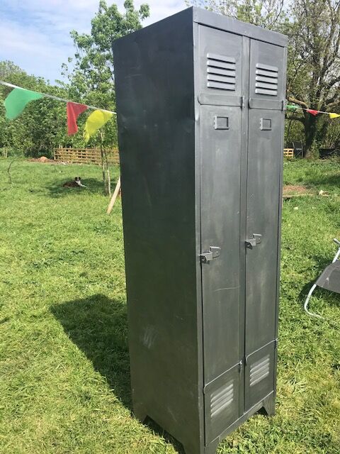 Metal cloakroom