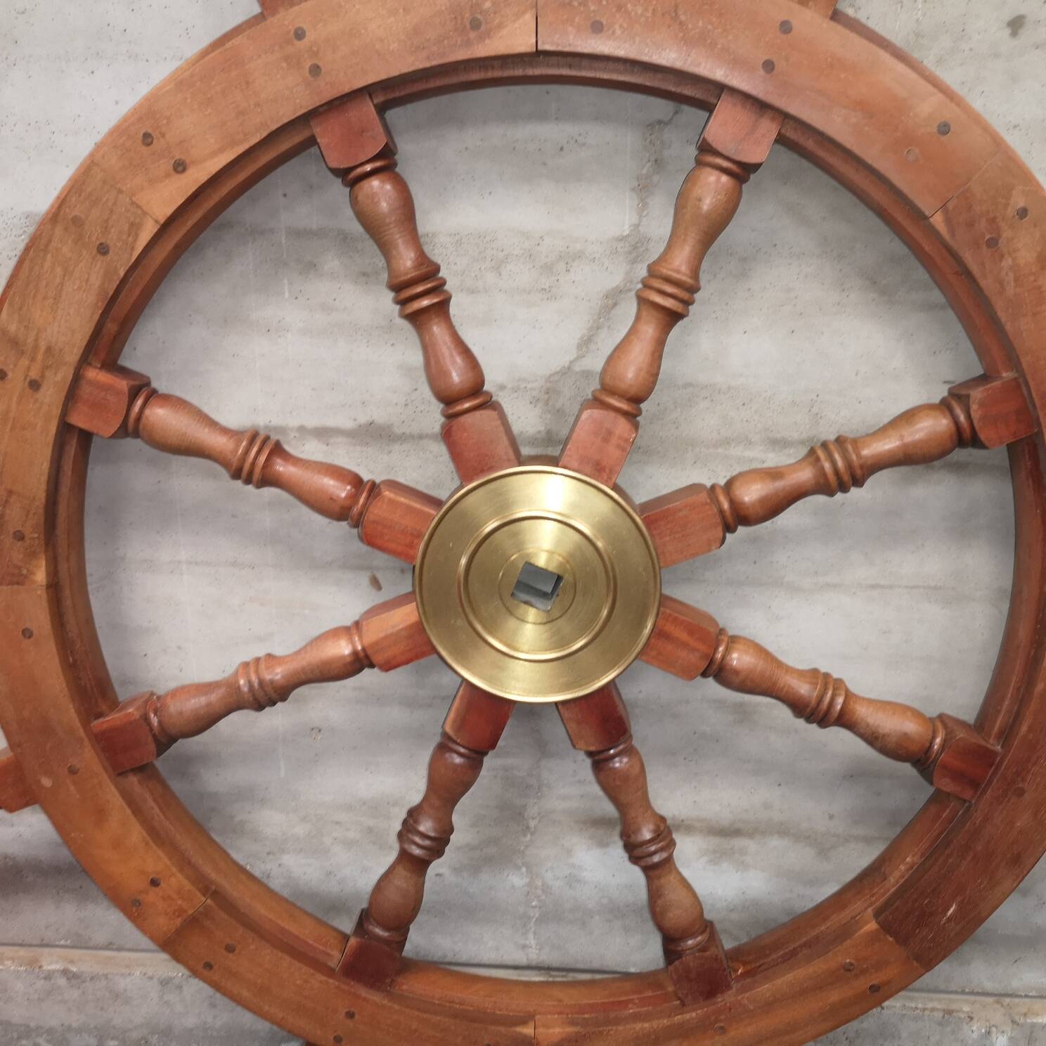 Roue barre de bateau noyer incrustation au centre laiton 8 prises vintage 1970