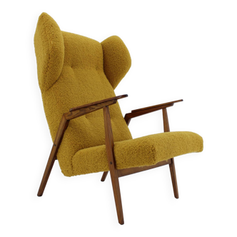 Fauteuil à oreilles en hêtre des années 1960 en tissu peau de mouton, restauré