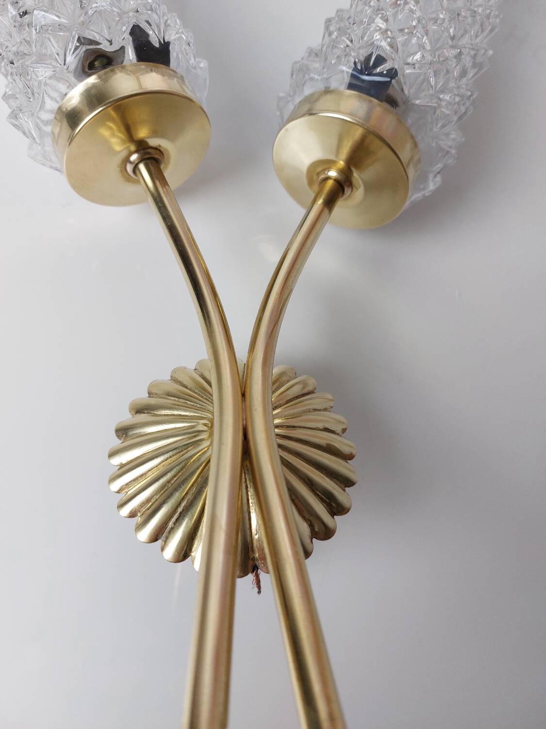 Gold wall light with diamond tips