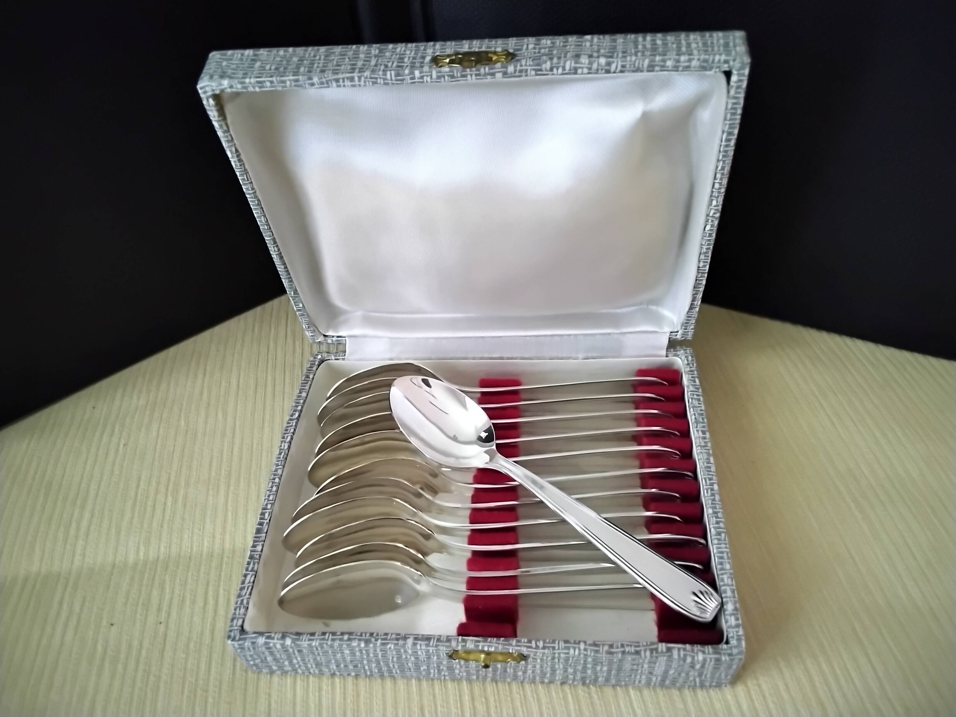 Set of 12 silver-plated coffee spoons in "shell" design.