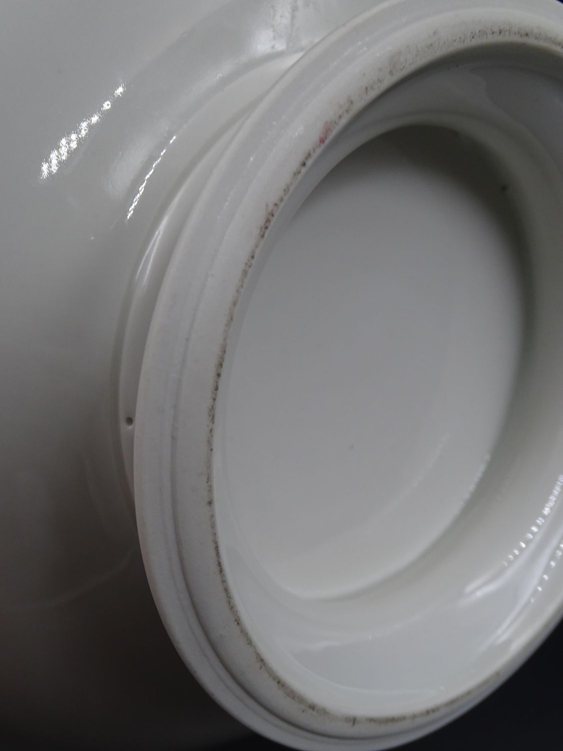 White porcelain dish, cut on foot, ideal for fruit or dessert! Around 1920-1930