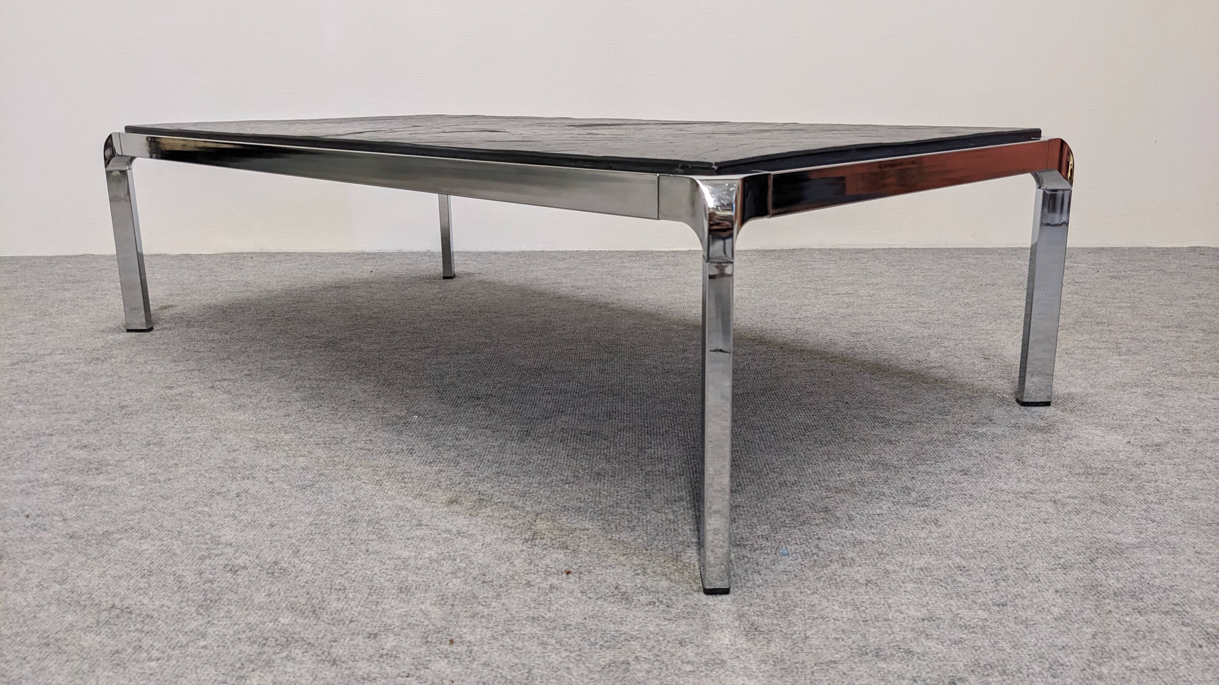 Table basse moderniste en ardoise et métal chromé, Italie vers 1970