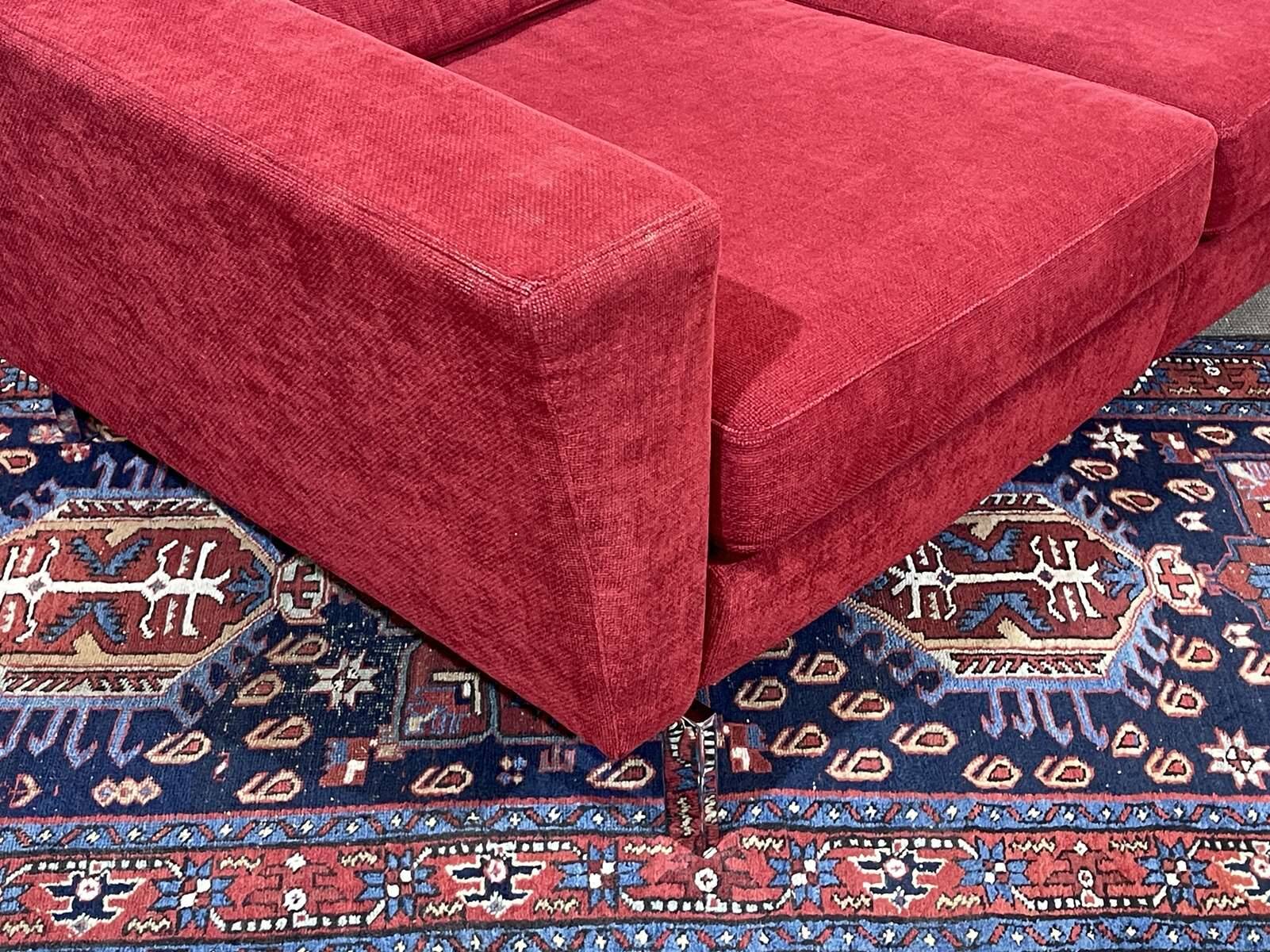 Canapé moderne en tissu et piètement chromé
