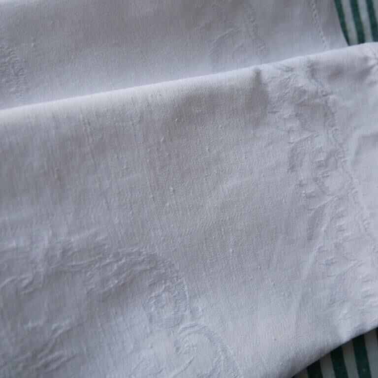 White cotton damask tablecloth with 6 towels