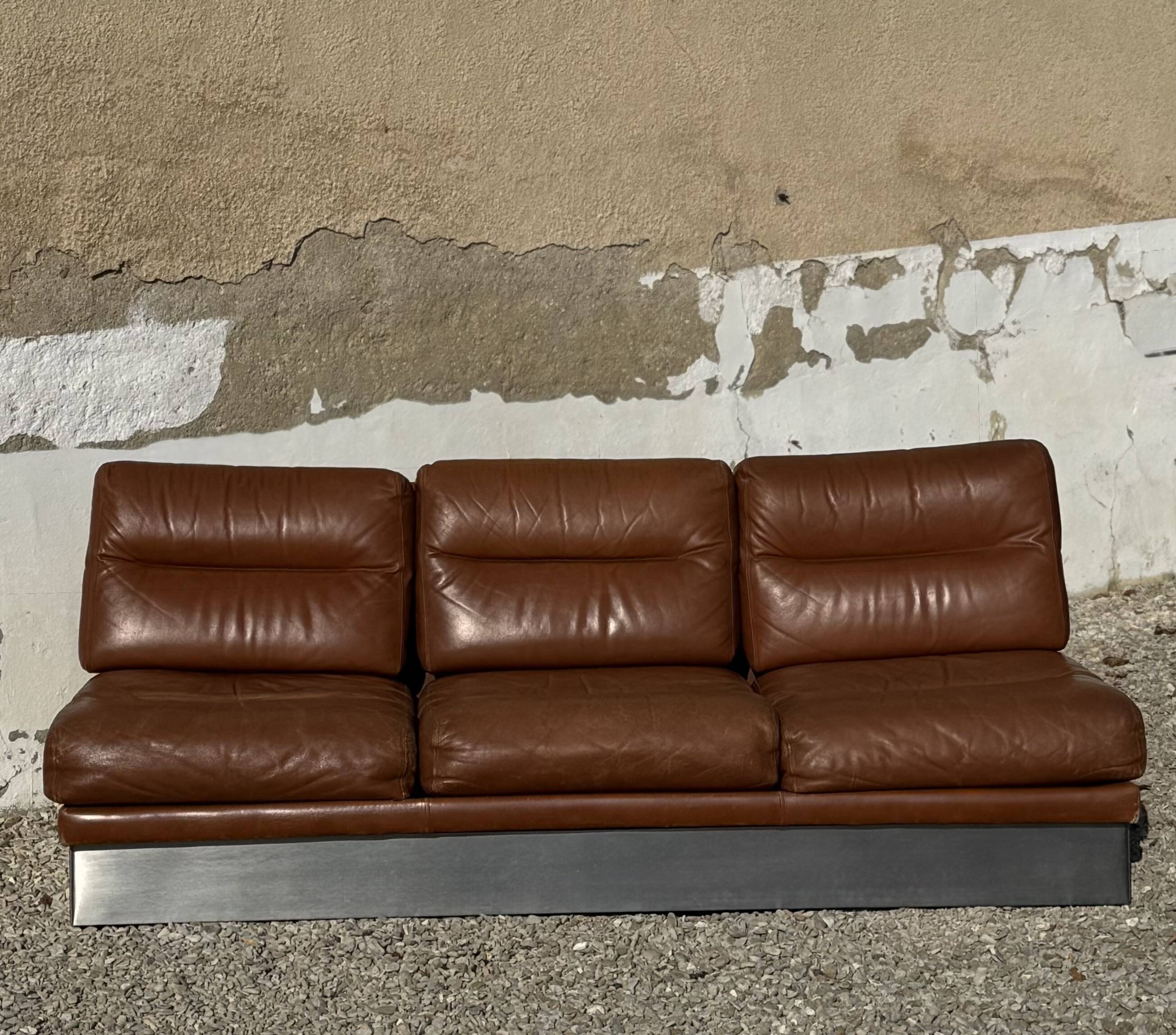 Three-seater canapé in brushed aluminium and brown leather, France, 1970.