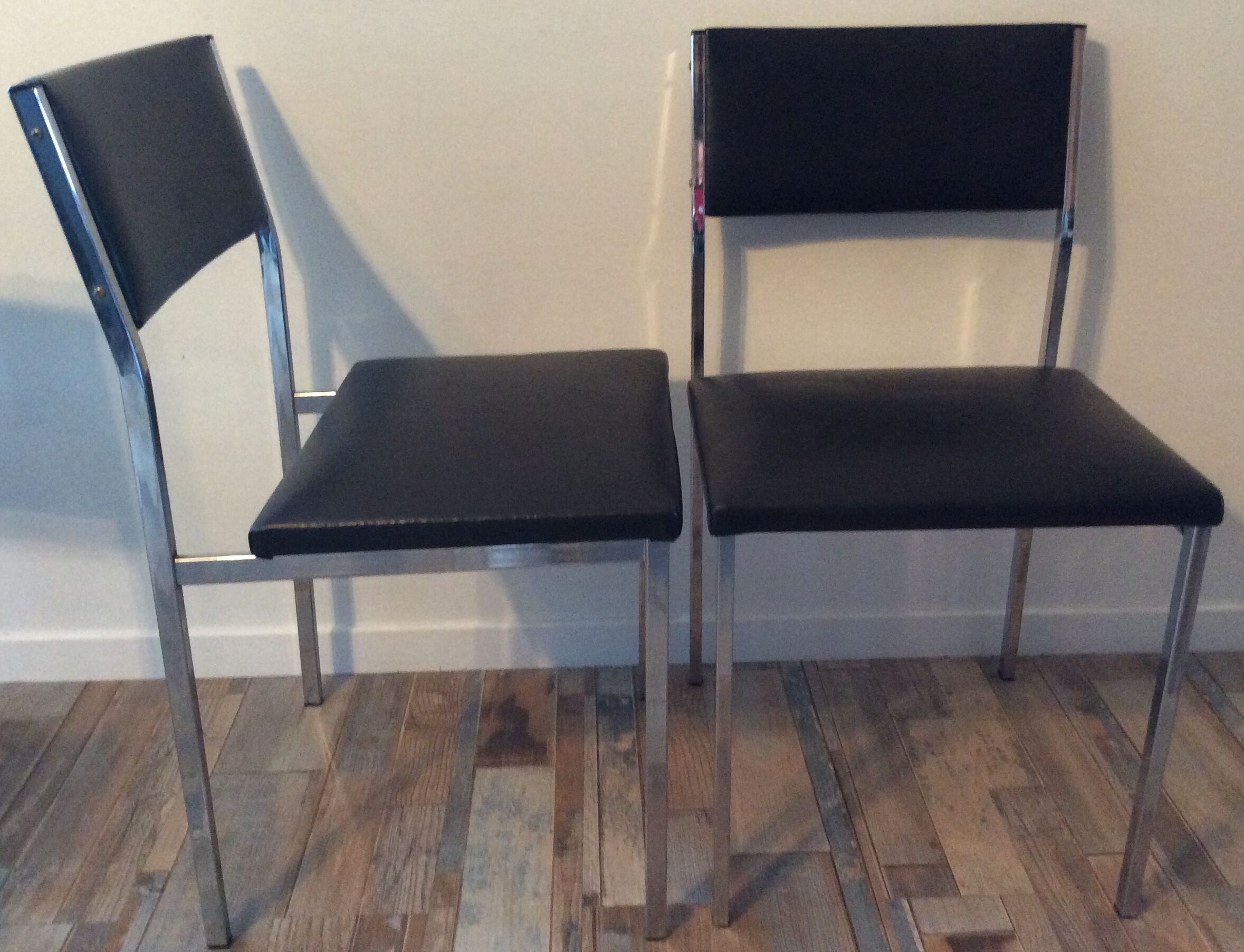 Set de 6 chaises vintage 70 piétement chrome assise Skaï noir