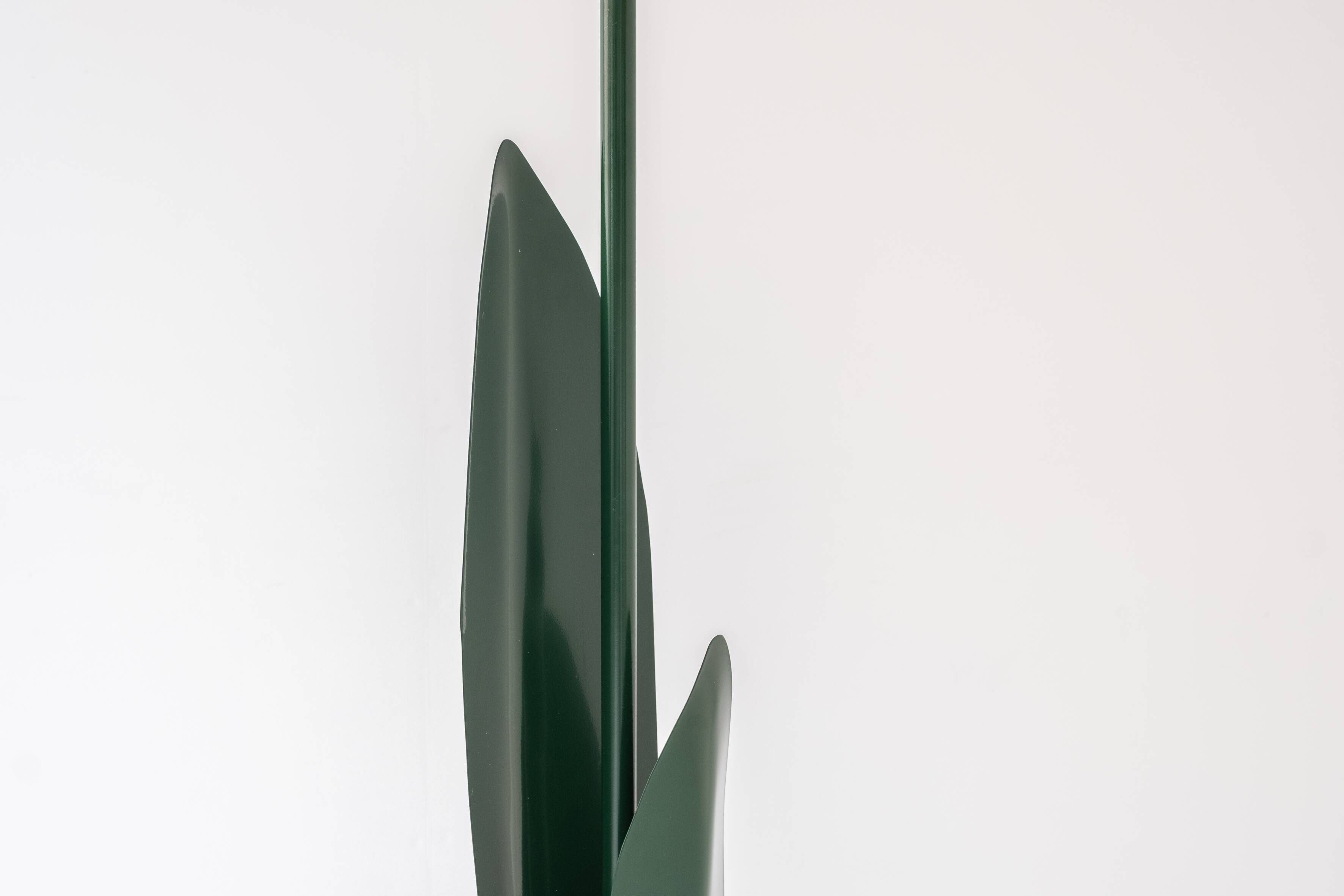 Lovely postmodern tulip flower floor lamp by Peter Bliss for Bliss, UK 1980’s.