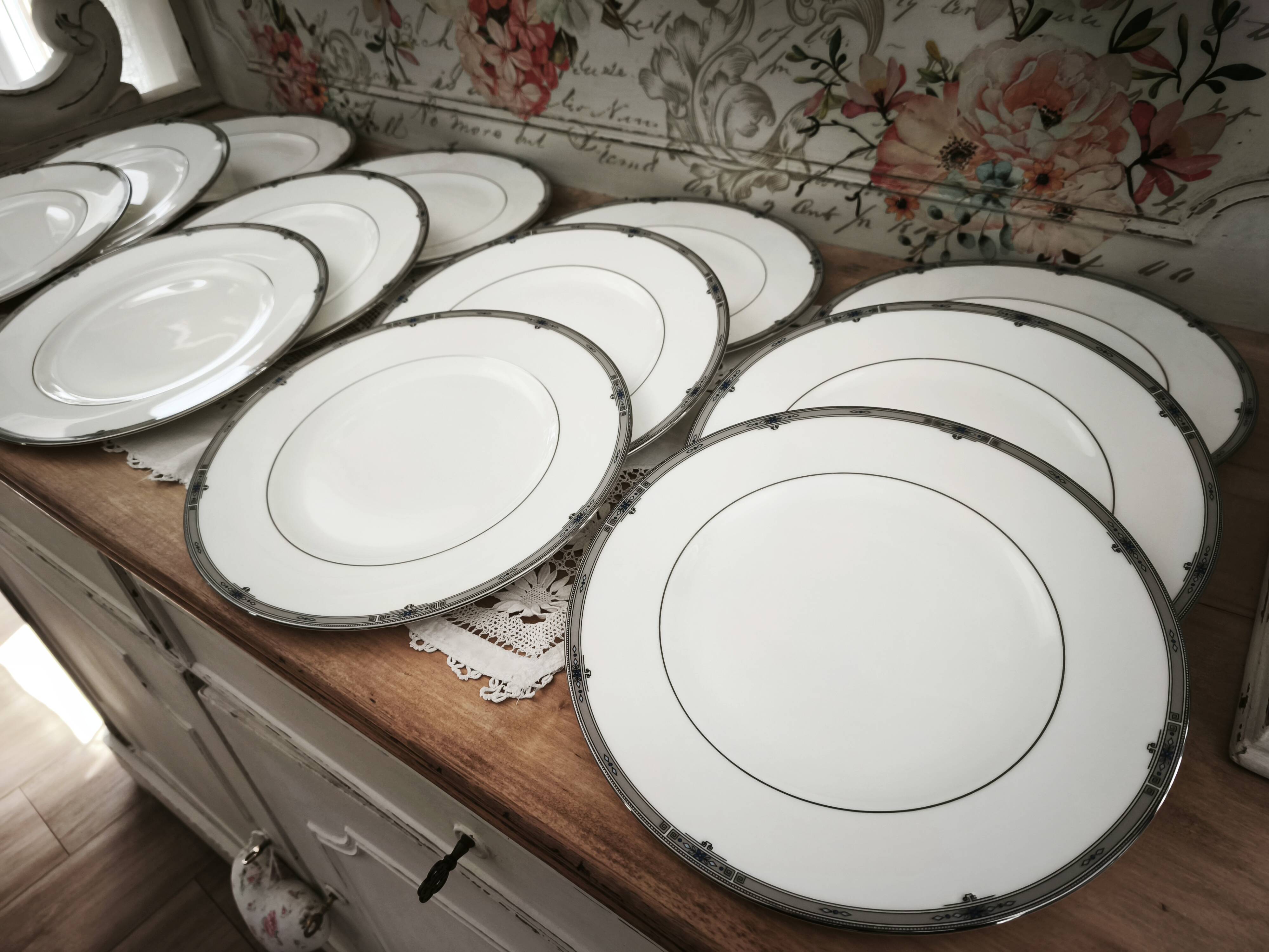 Set of 12 flat plates in English porcelain Wedgwood model Amherst.