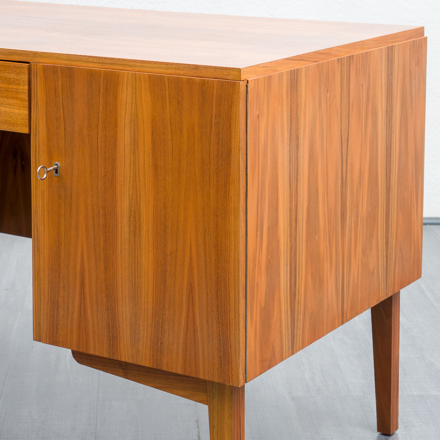 Bureau années 50, noyer, restauré