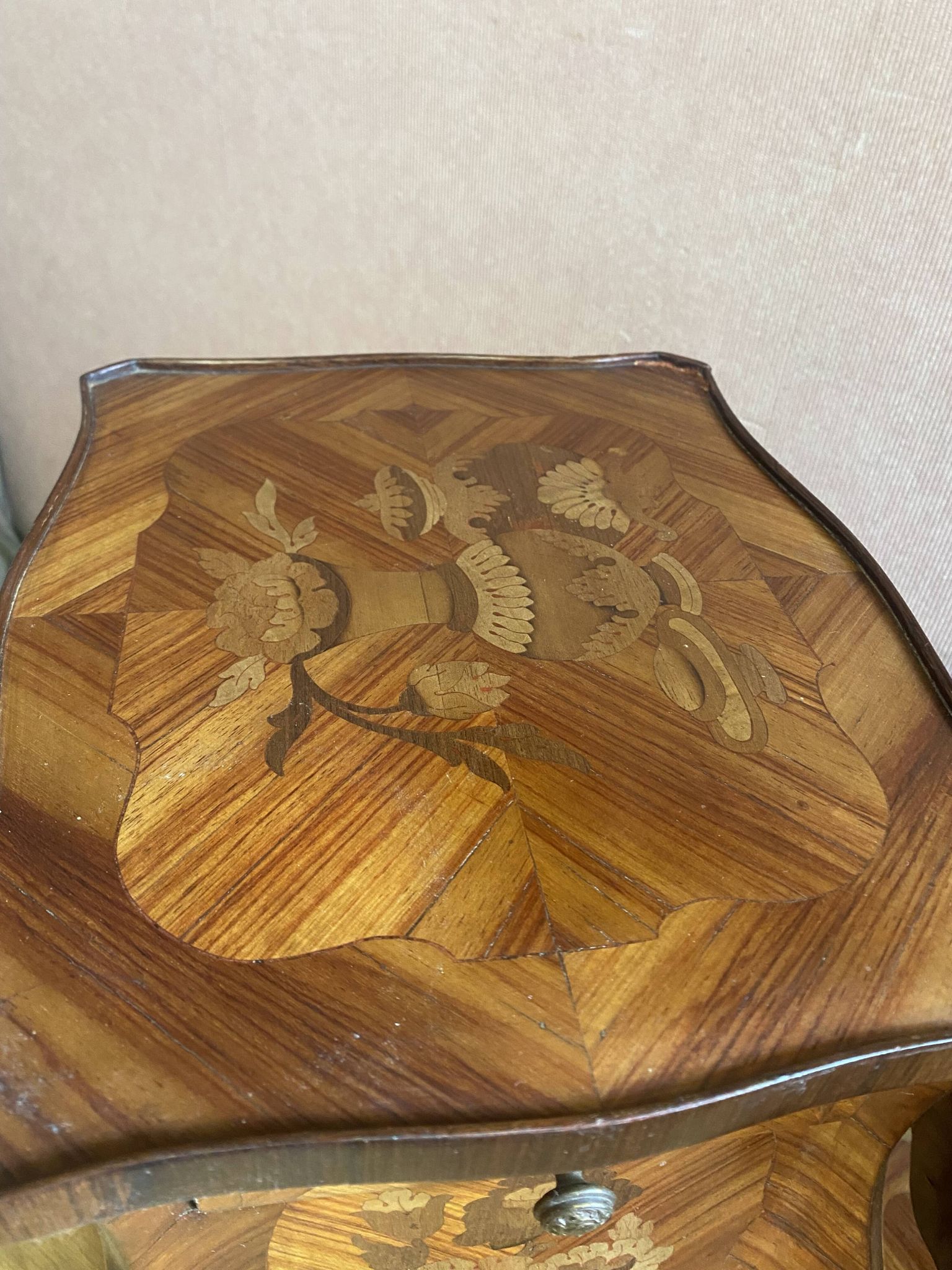 Pair of bedside tables in rosewood veneer on all sides. Louis XV style