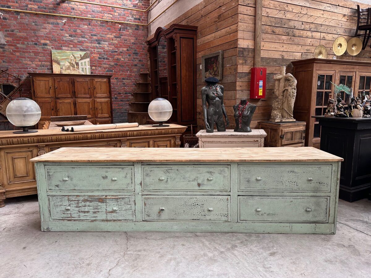 Patinated workshop furniture from the early 20th century.