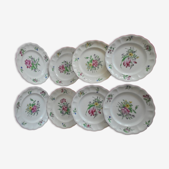 Lot 8 assiettes plates porcelaine de Lunéville Motifs fleurs