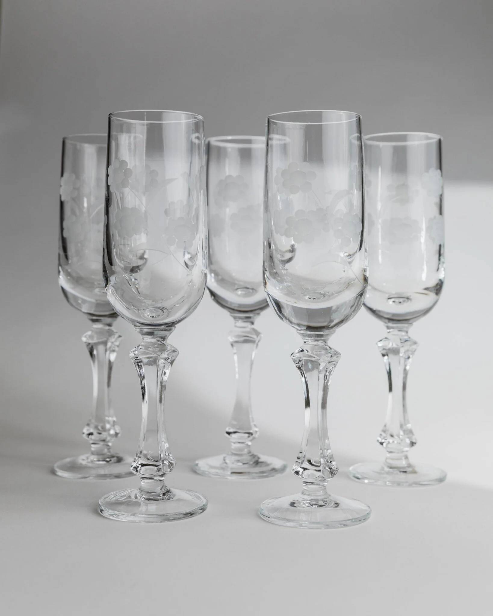 Verre à champagne en cristal clair, ensemble de 5, motif floral gravé, vintage des années 1960, Italie.