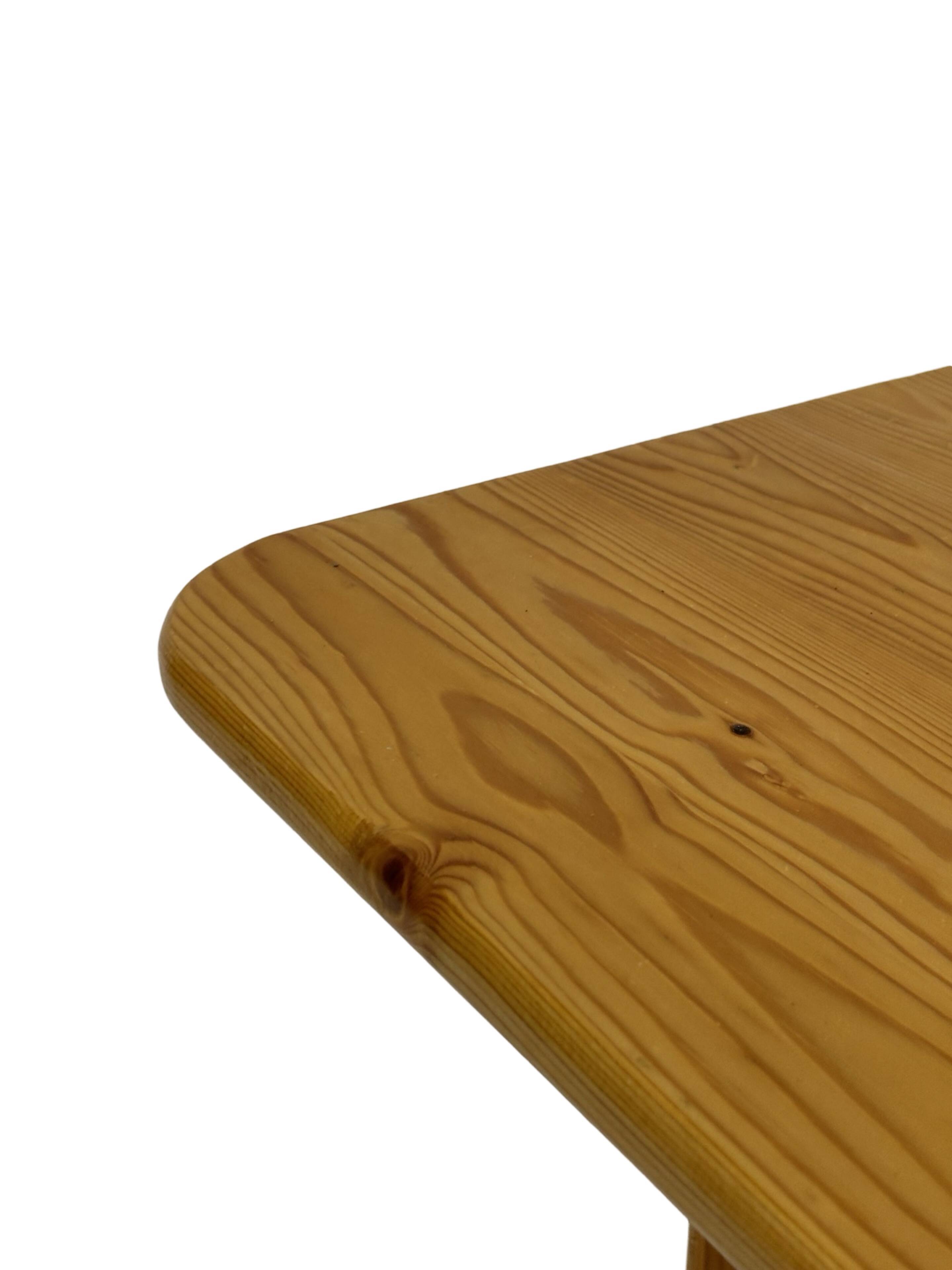 Table basse / table d'appoint vintage en pin au design organique minimaliste