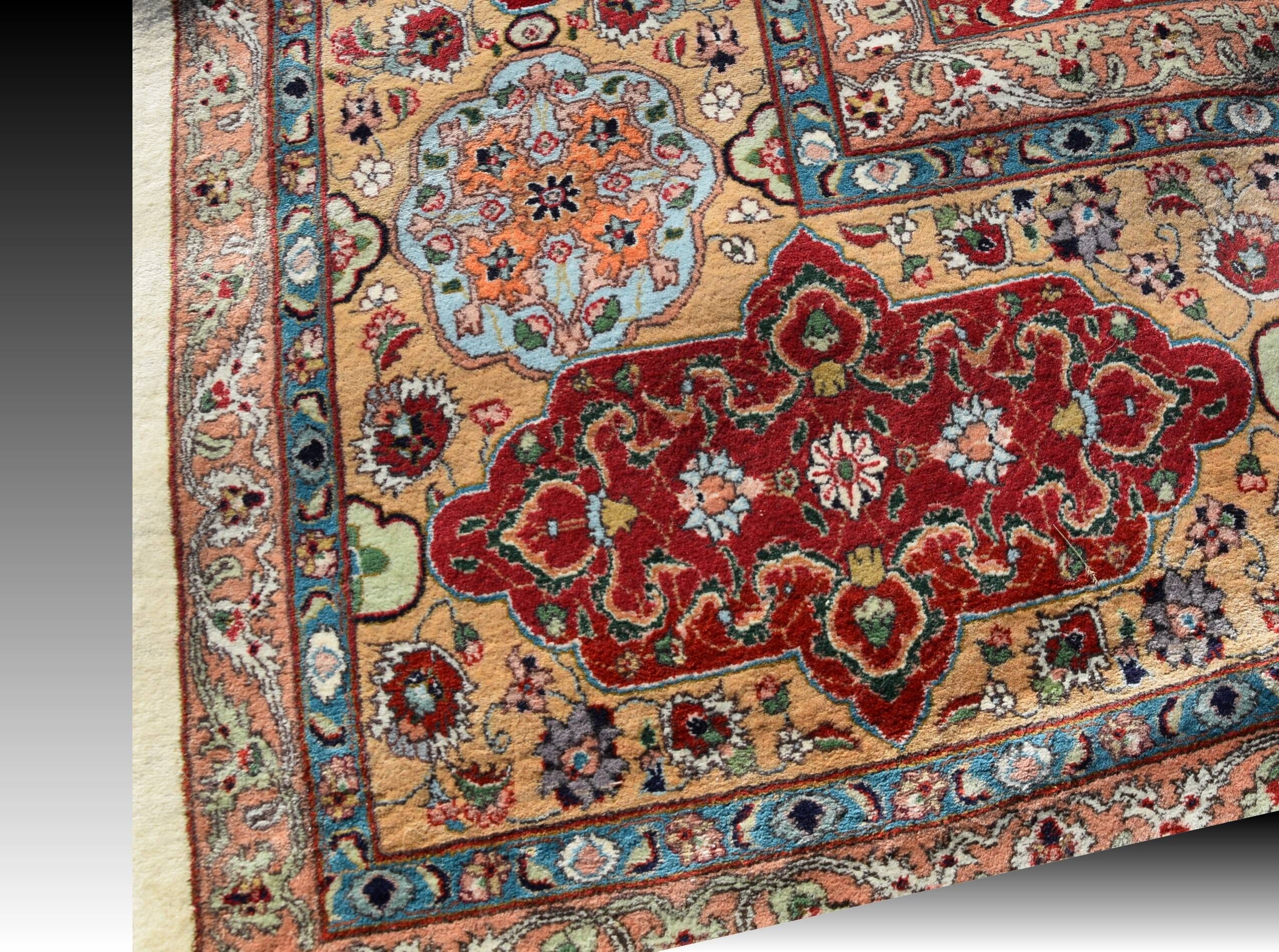 Magnificent Persian carpet from Tabriz, Iran, made of wool and silk: 435 x 350 cm.