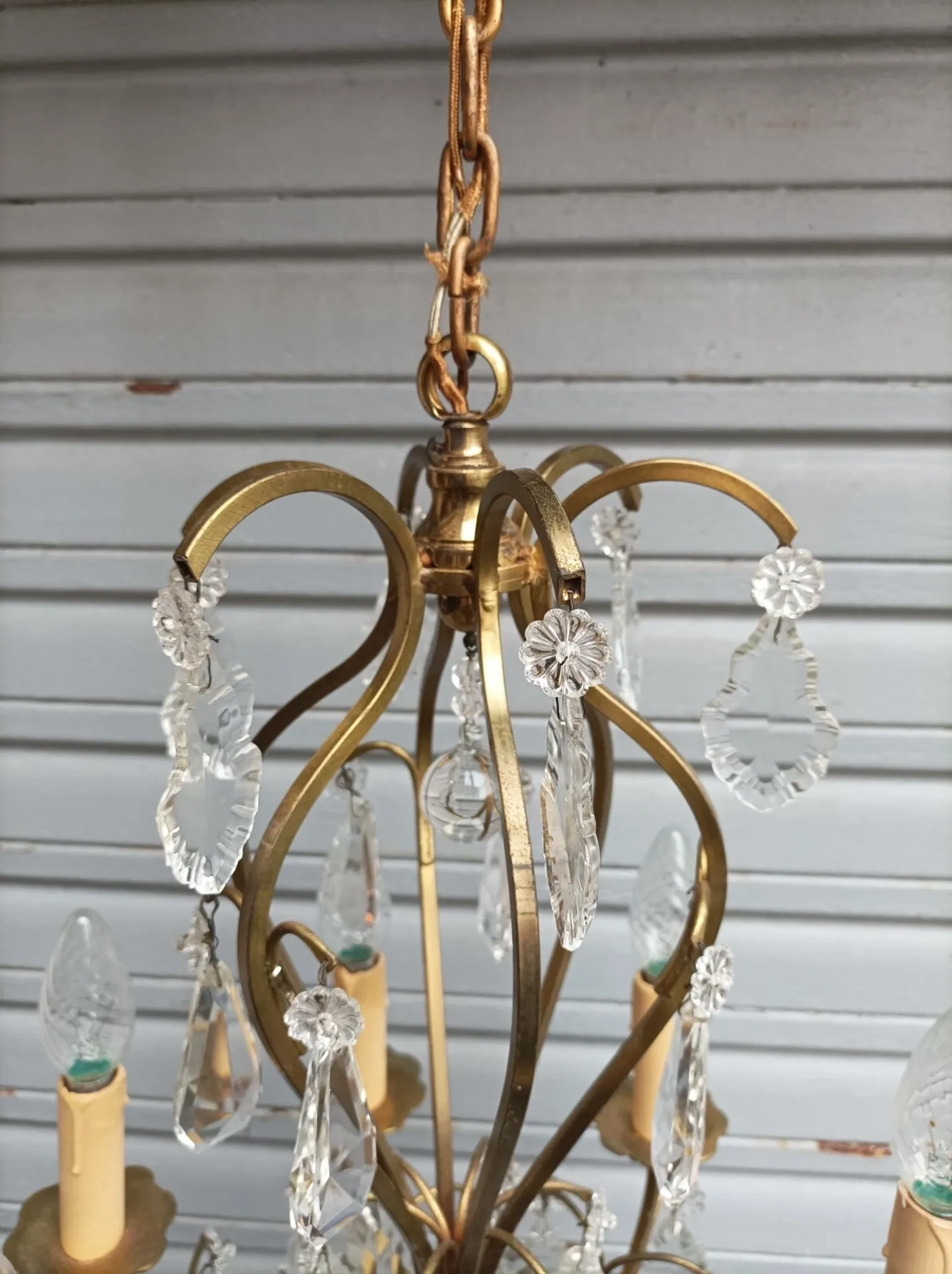 Remarkable cage chandelier with 6 lights and complete crystal pendants in working condition.