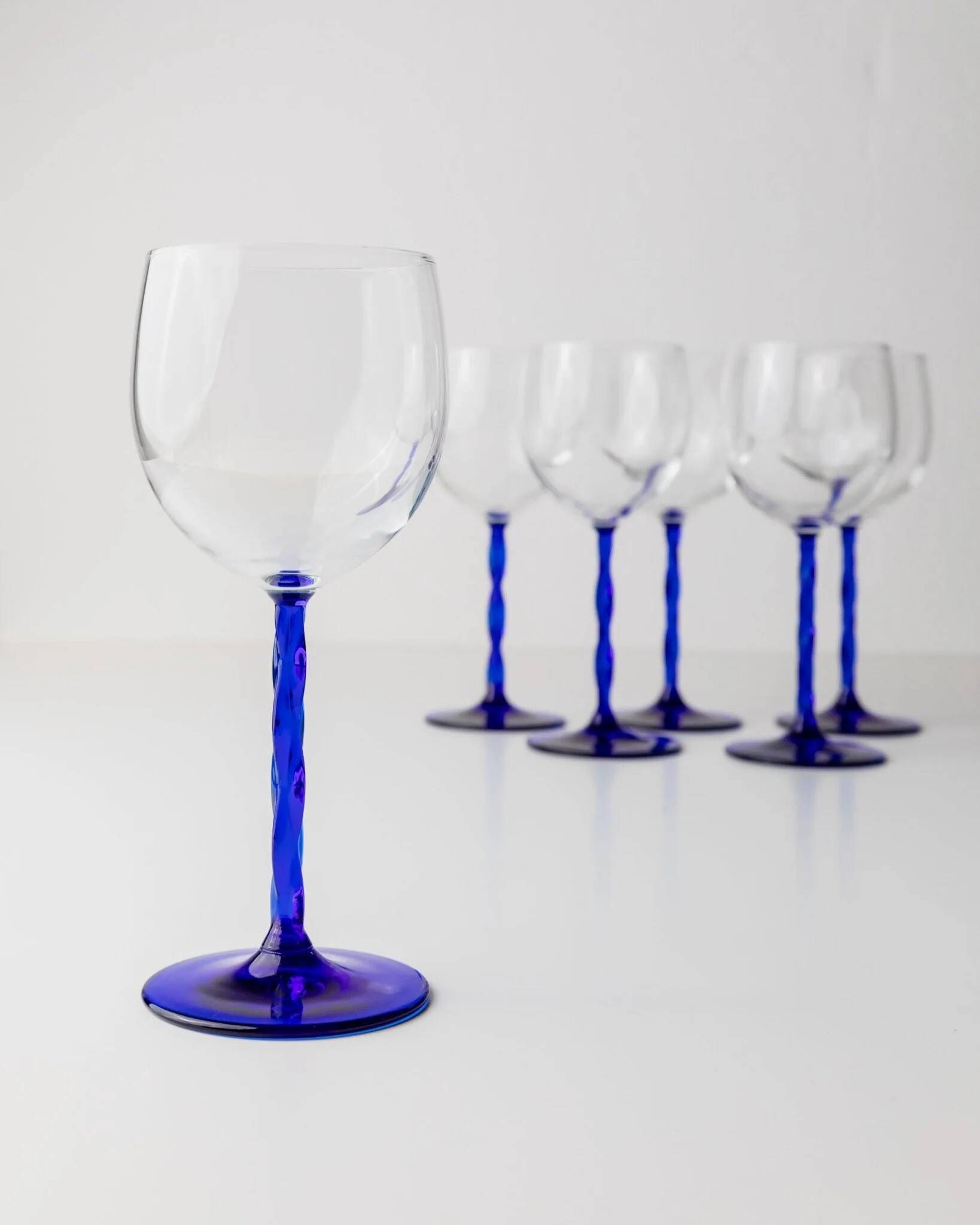Six cobalt blue Murano glass wine glasses with twisted stems, 1970s Italy, elegant clear bowls