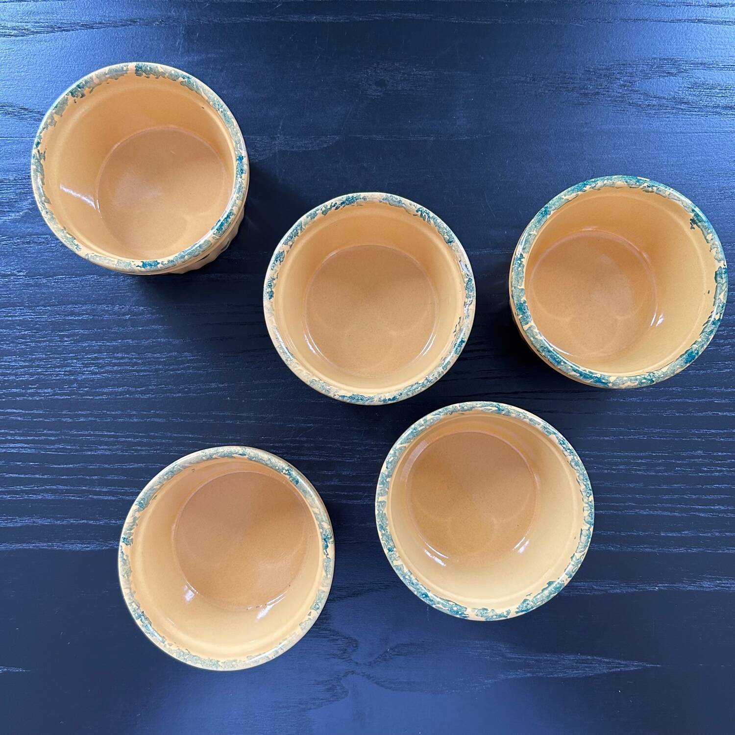 Service of 5 ramekins with cherry decoration