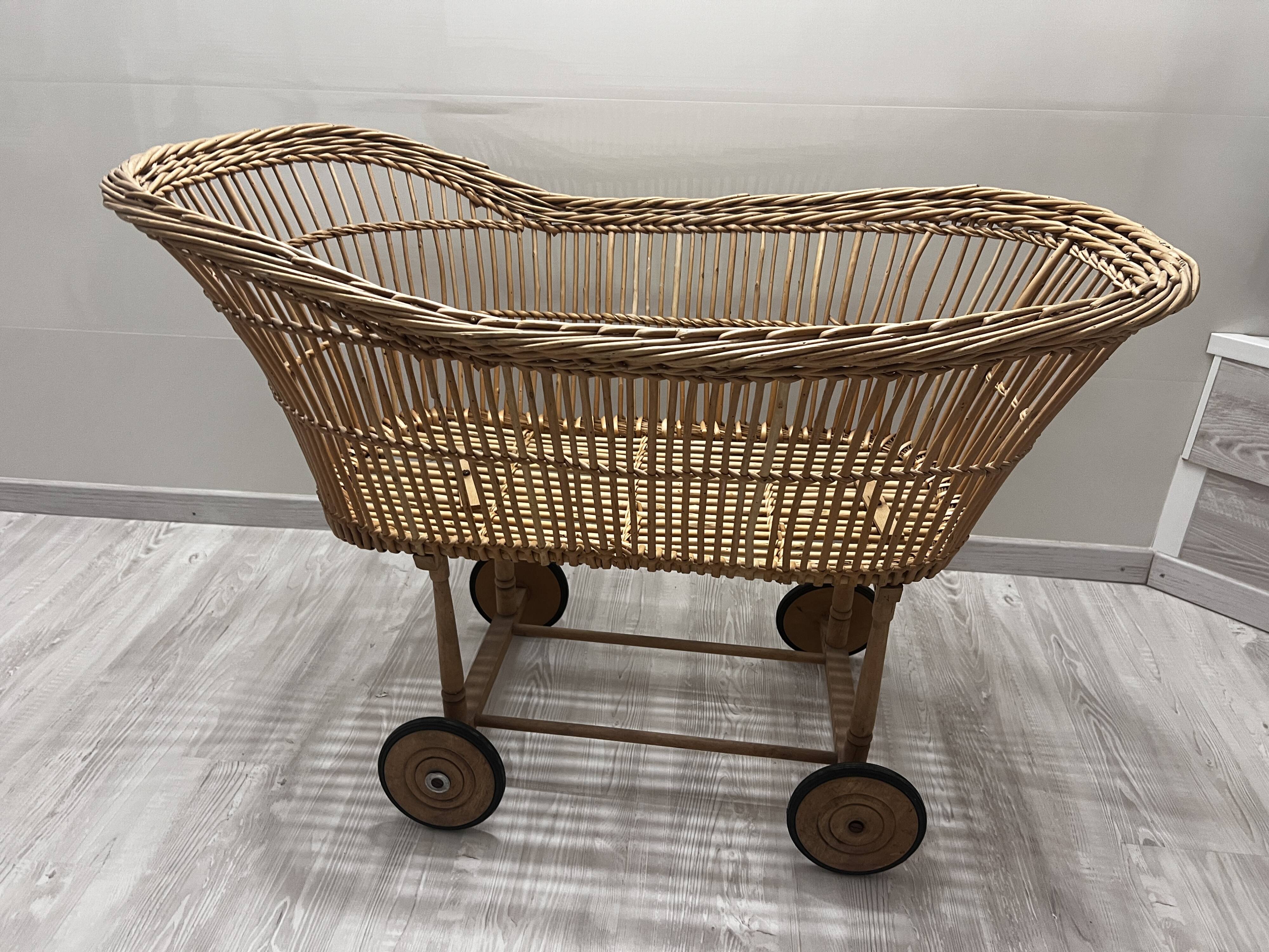 Rattan cradle on wheels